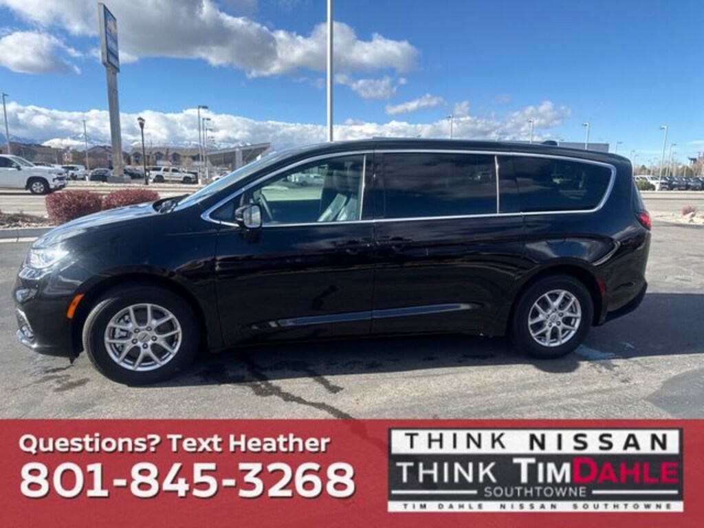 Used 2025 Chrysler Pacifica Select Van Passenger Van