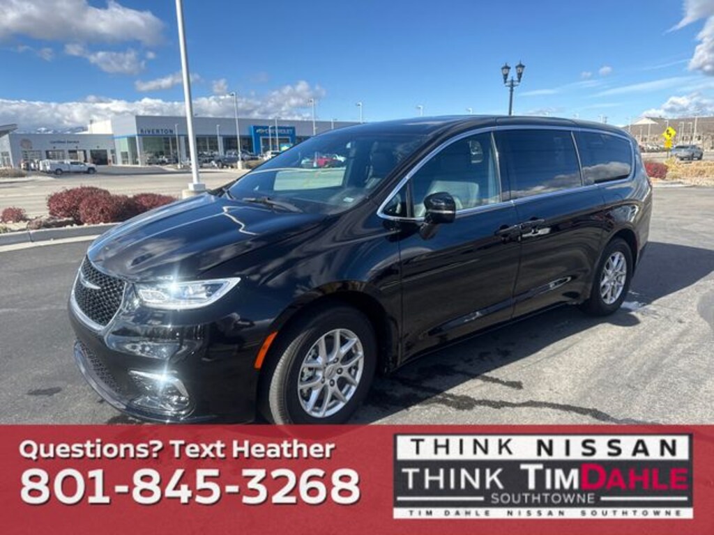 Used 2025 Chrysler Pacifica Select Van Passenger Van