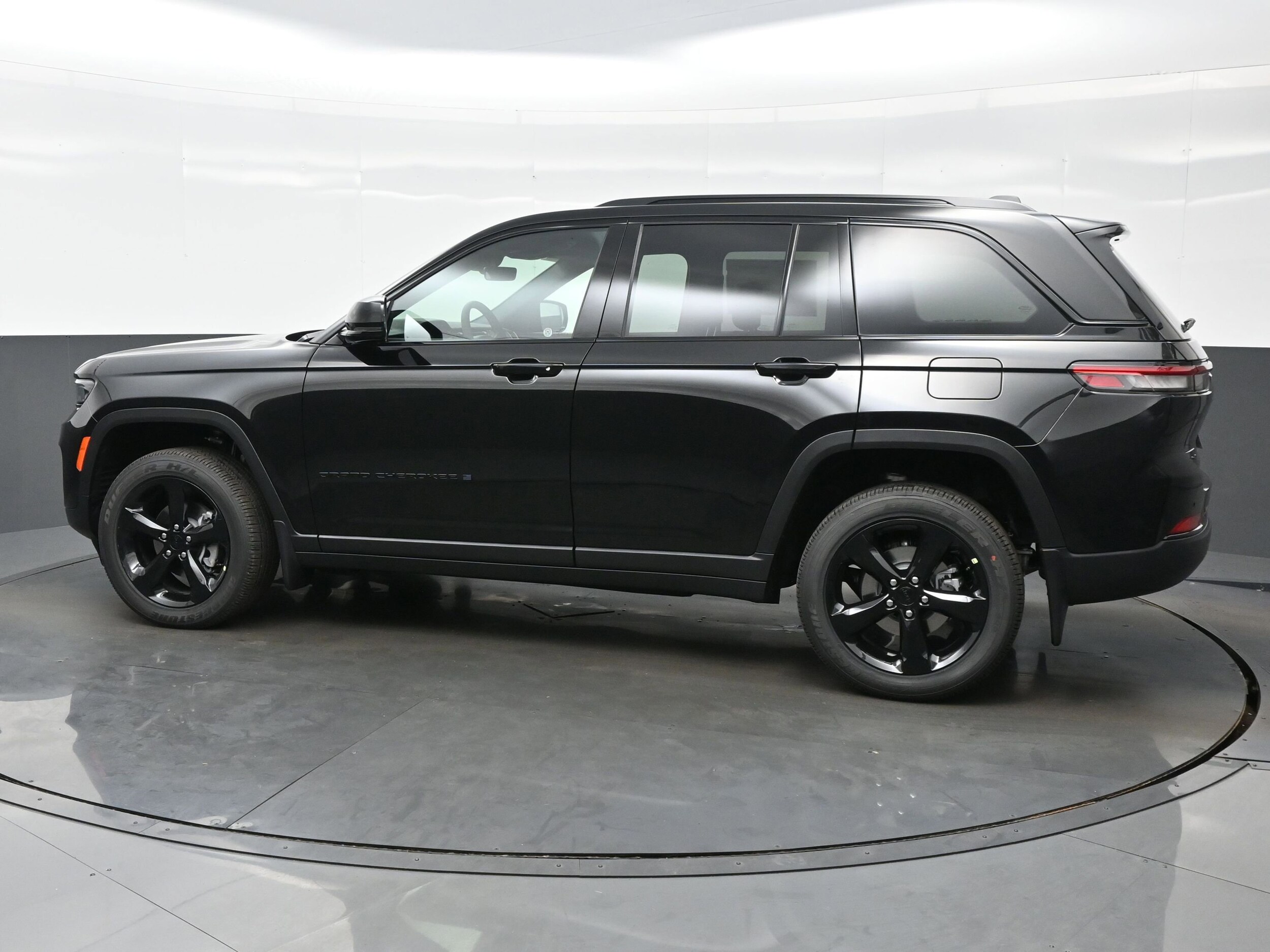 2025 Jeep Grand Cherokee Altitude photo 3