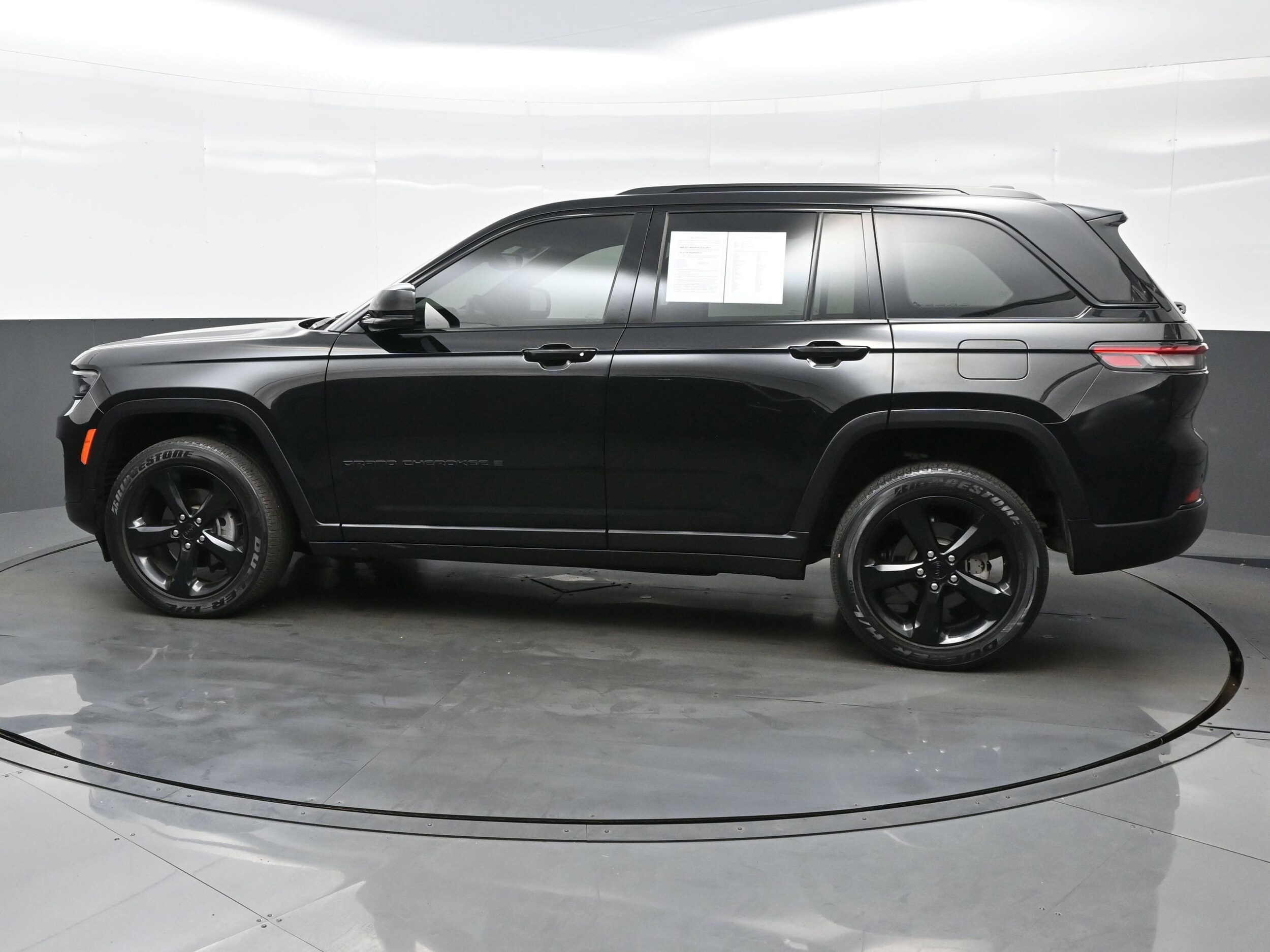 2023 Jeep Grand Cherokee Altitude photo 2