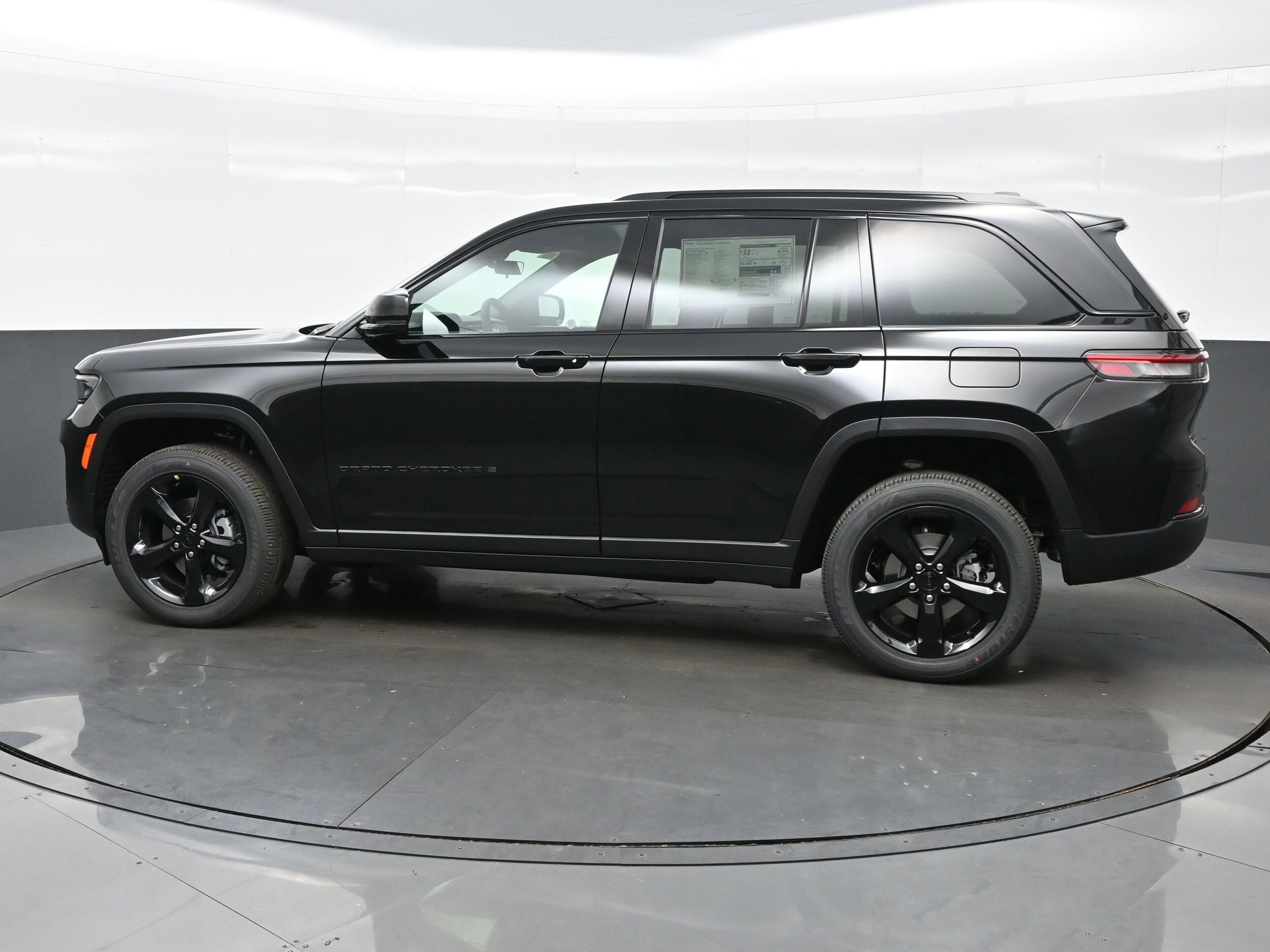 2025 Jeep Grand Cherokee Altitude photo 3
