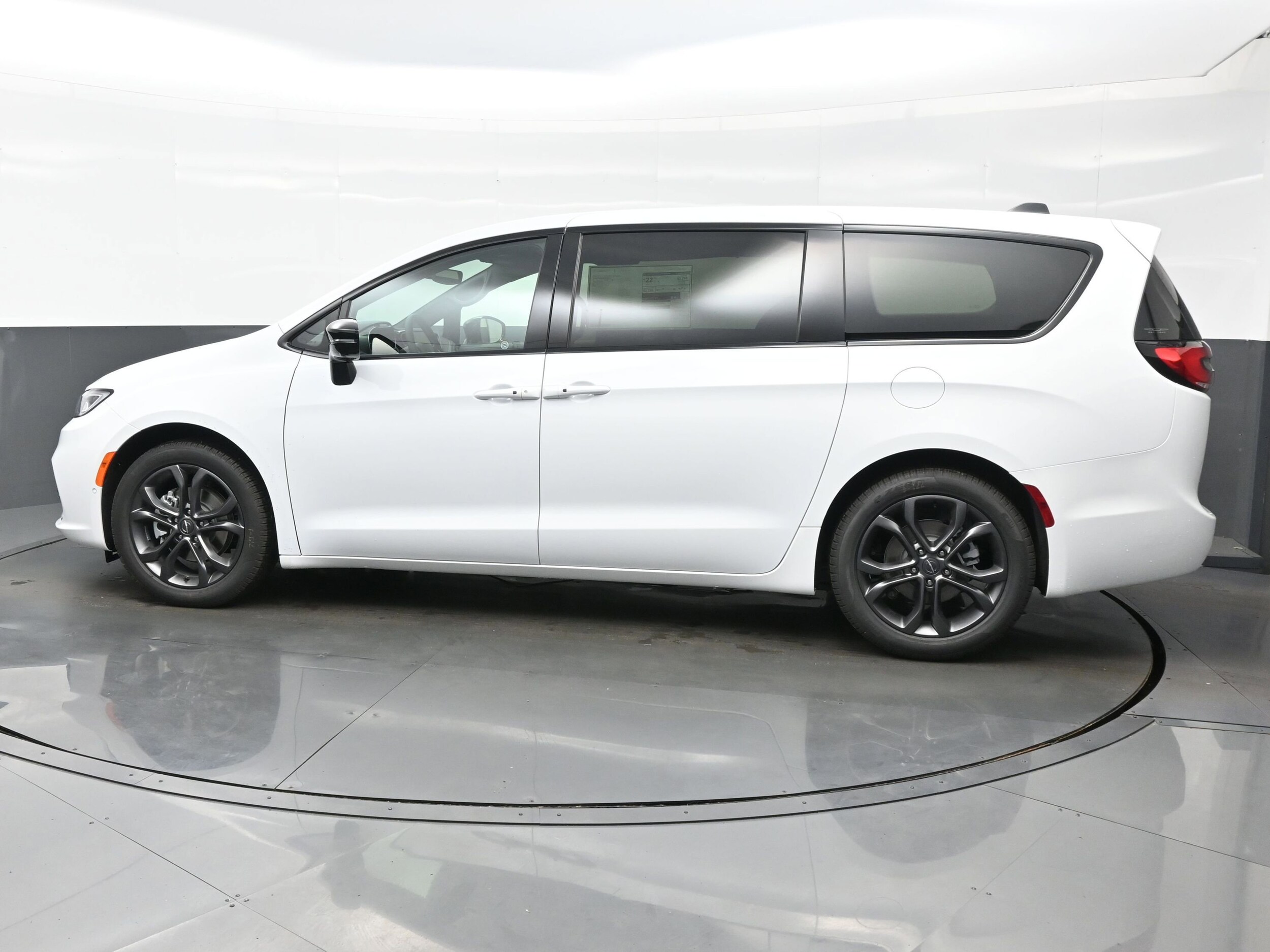 2026 Chrysler Pacifica photo 3