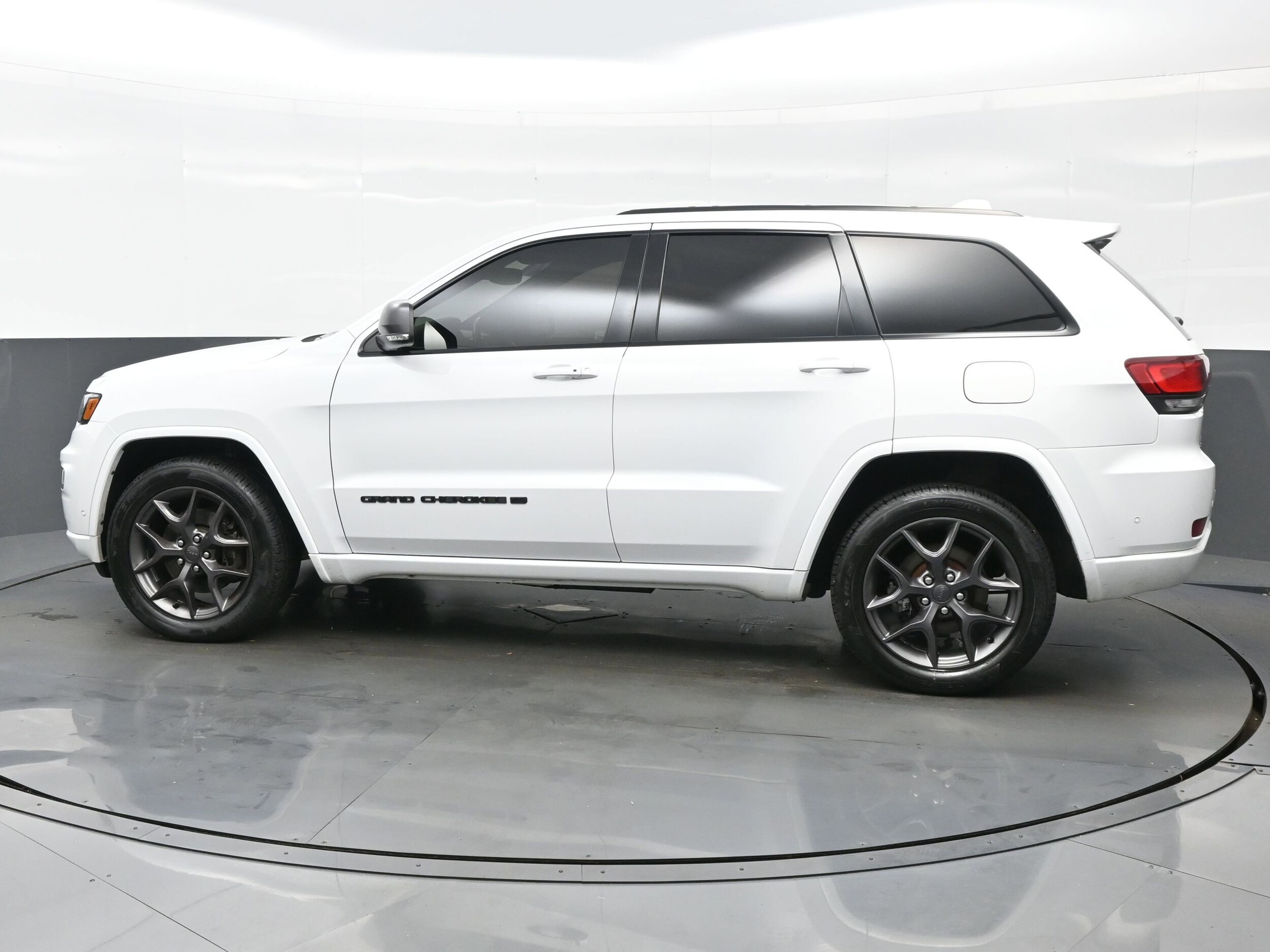 2021 Jeep Grand Cherokee Anniversary Edition photo 3