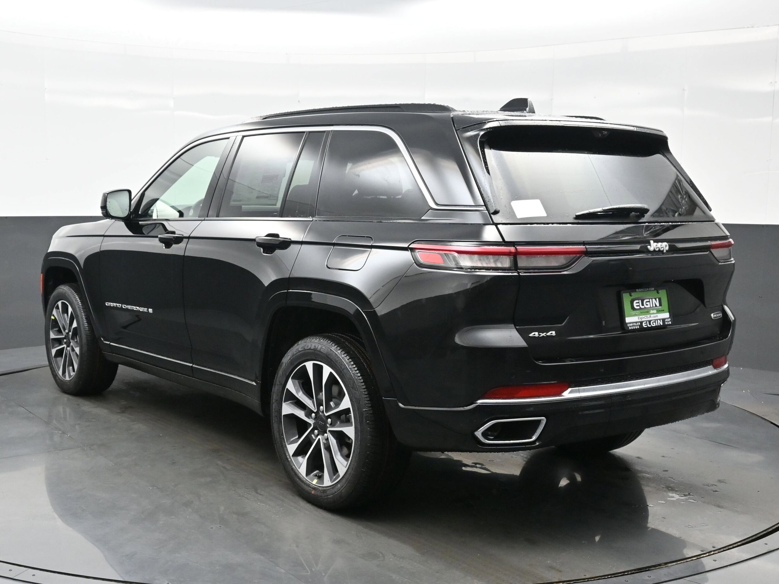 2025 Jeep Grand Cherokee Overland photo 4