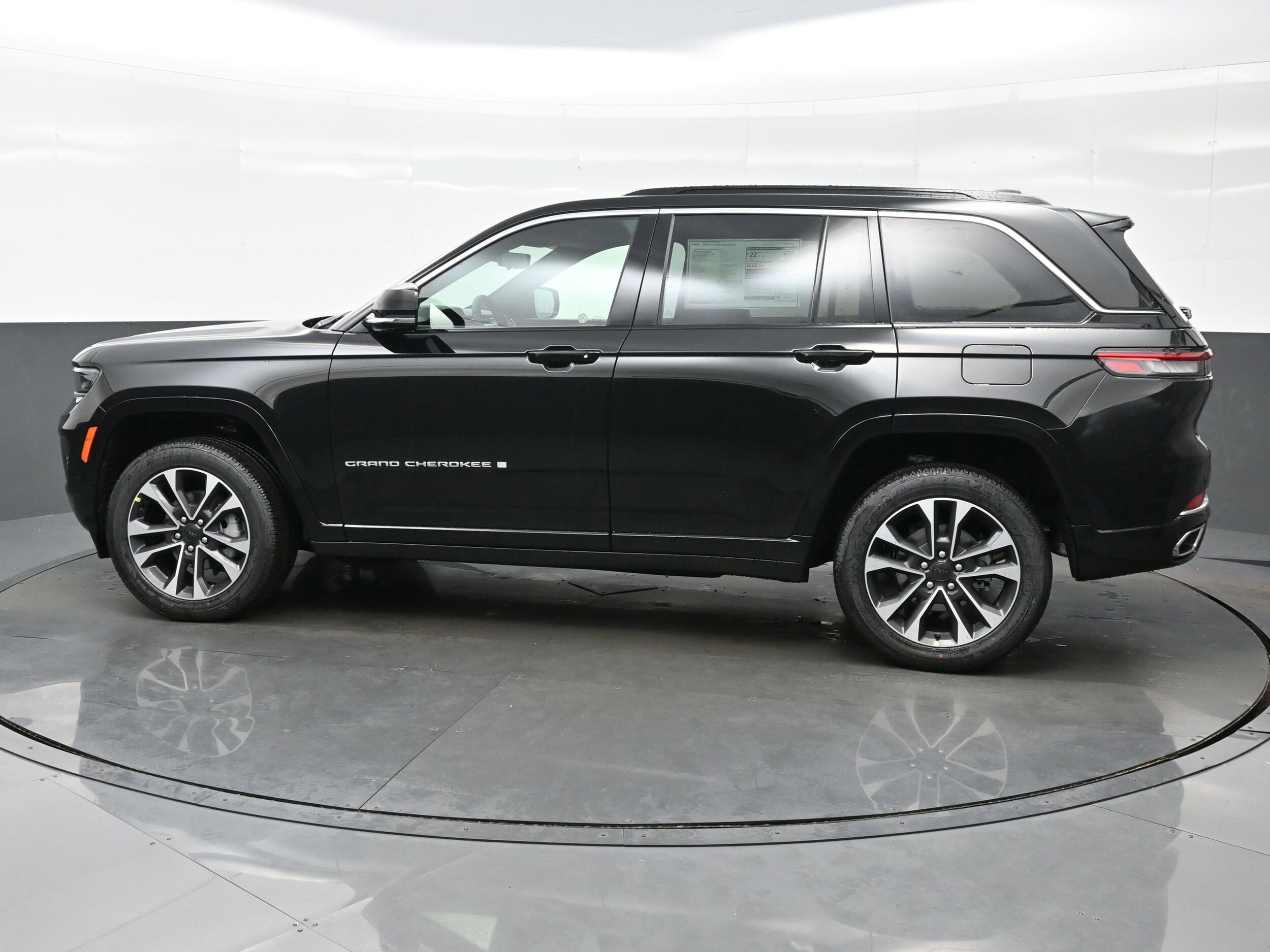 2025 Jeep Grand Cherokee Overland photo 3