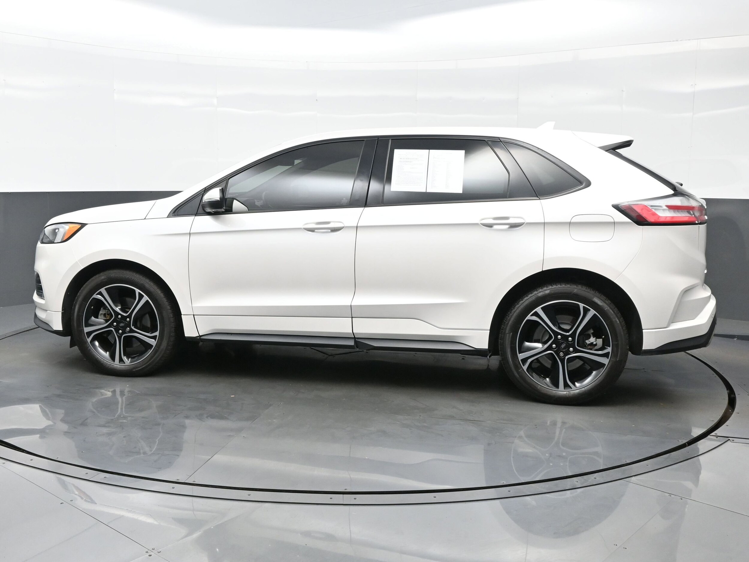 2019 Ford Edge ST photo 3