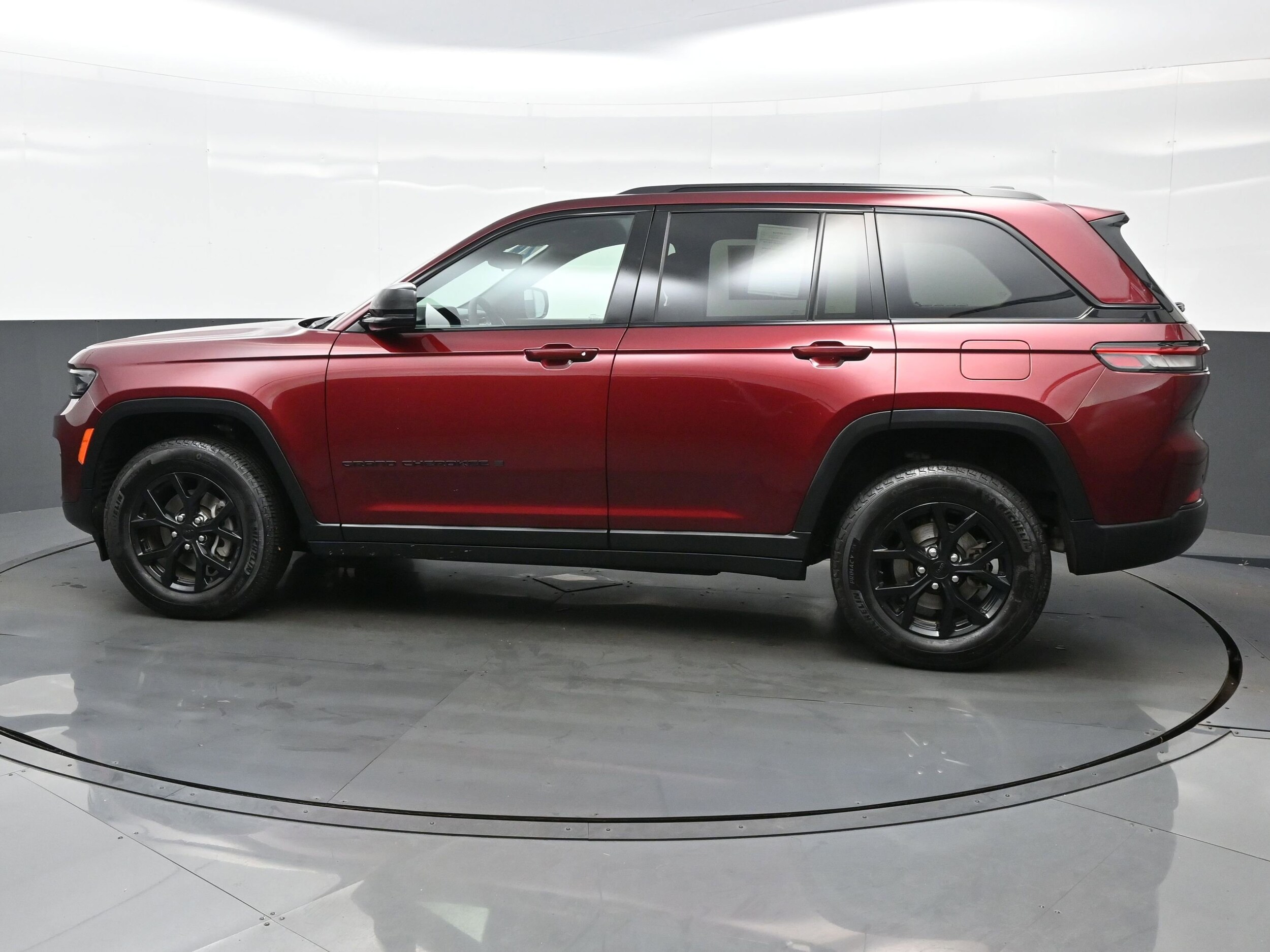 2024 Jeep Grand Cherokee Altitude photo 2