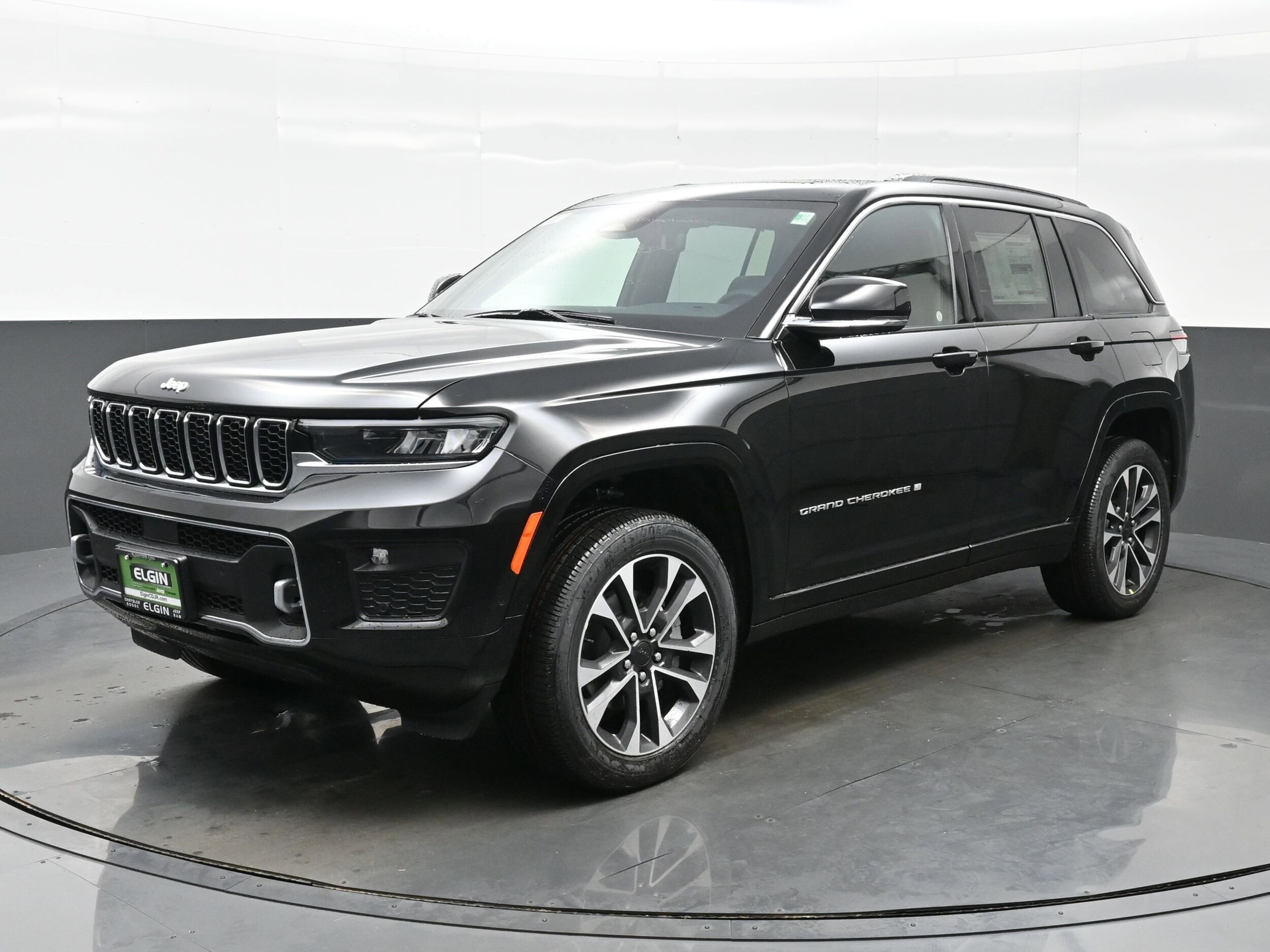 2025 Jeep Grand Cherokee Overland photo 2