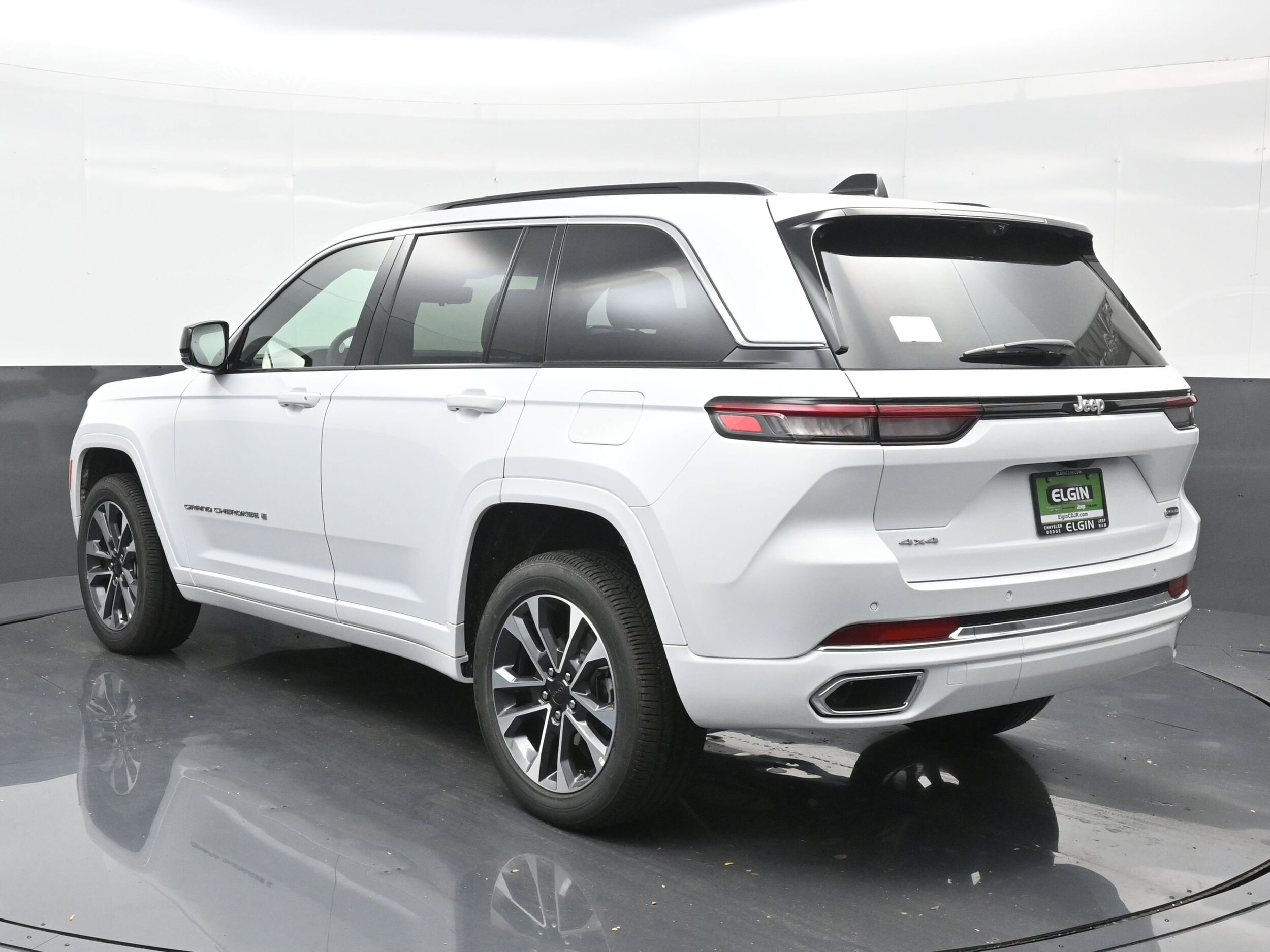 2025 Jeep Grand Cherokee Overland photo 4