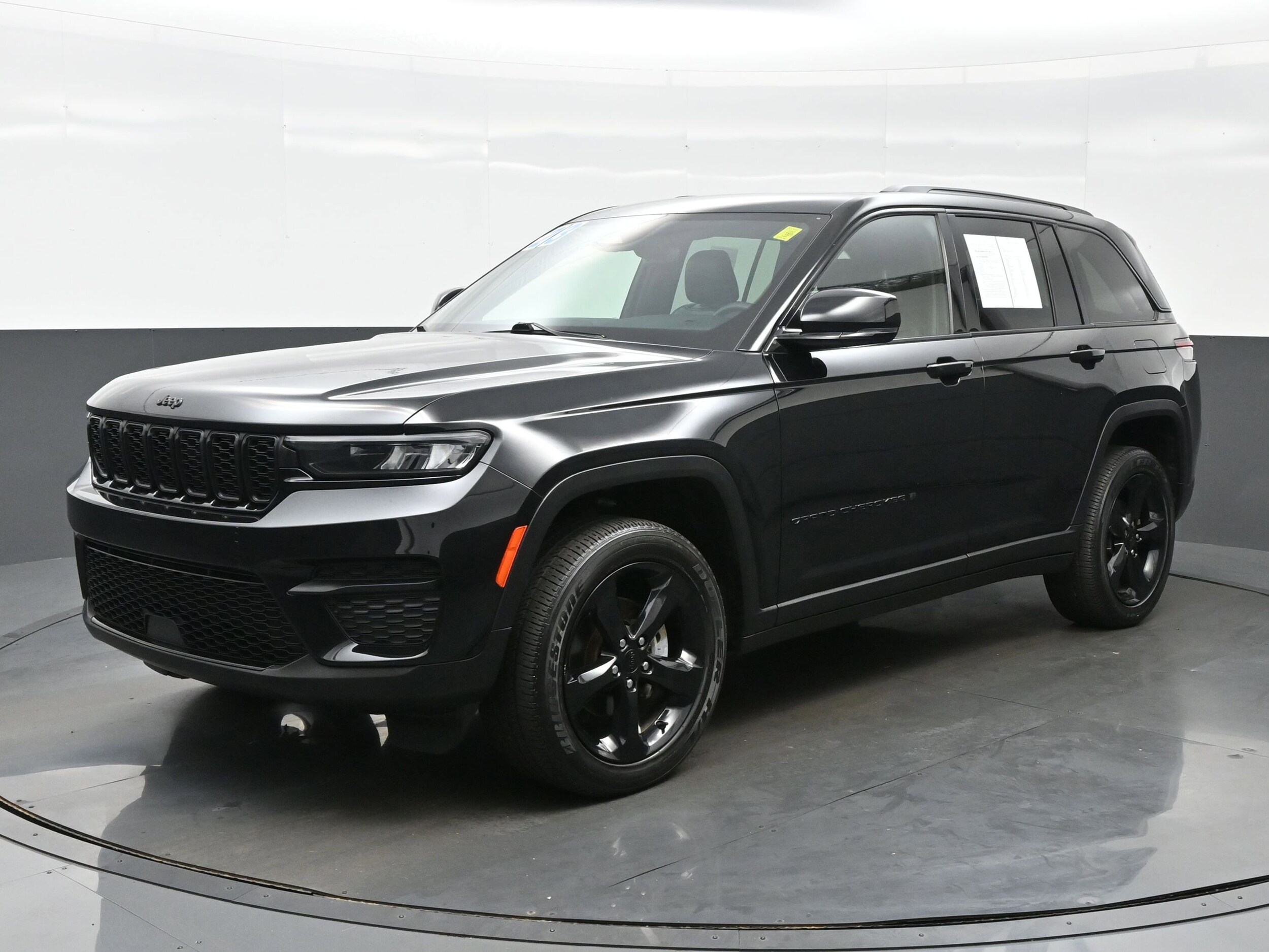 2023 Jeep Grand Cherokee Altitude photo 2