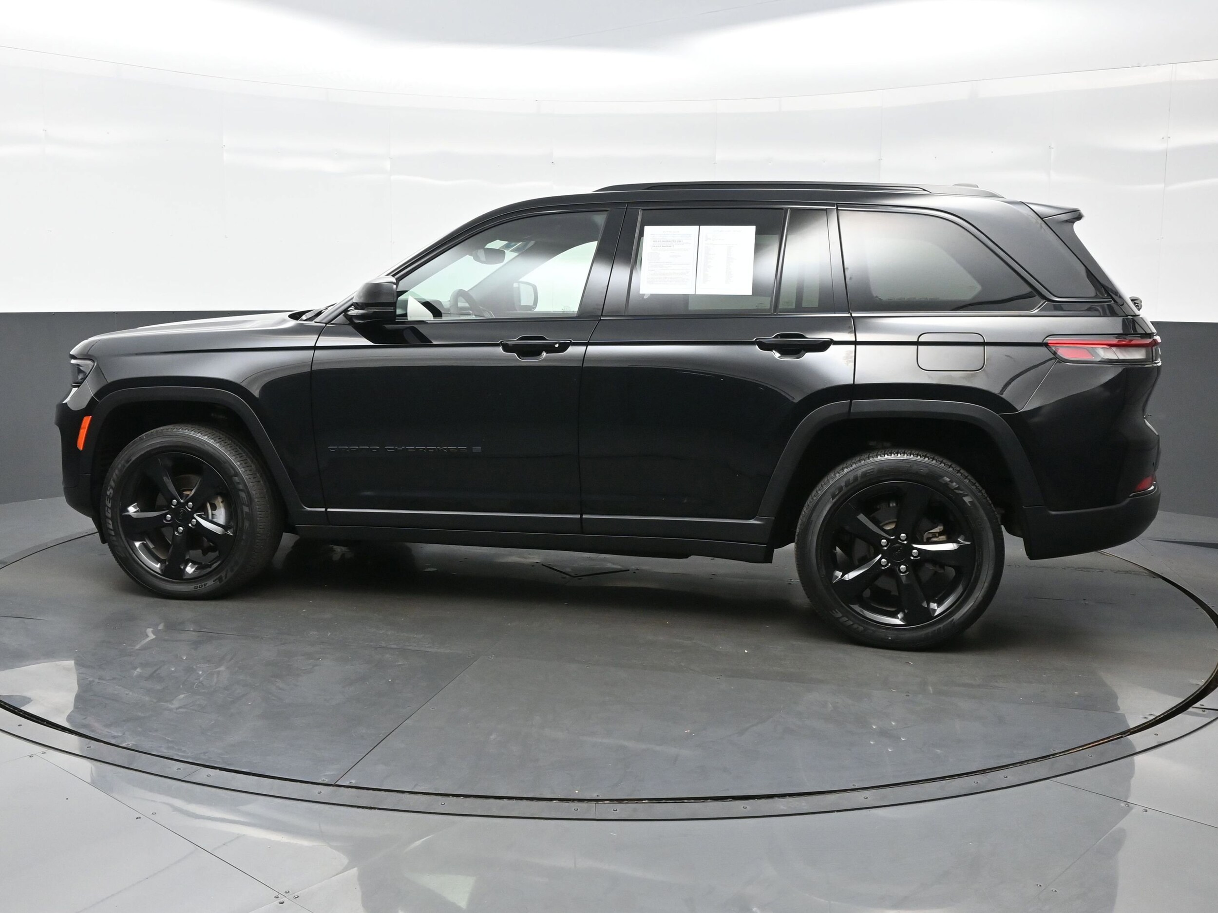 2023 Jeep Grand Cherokee Altitude photo 3