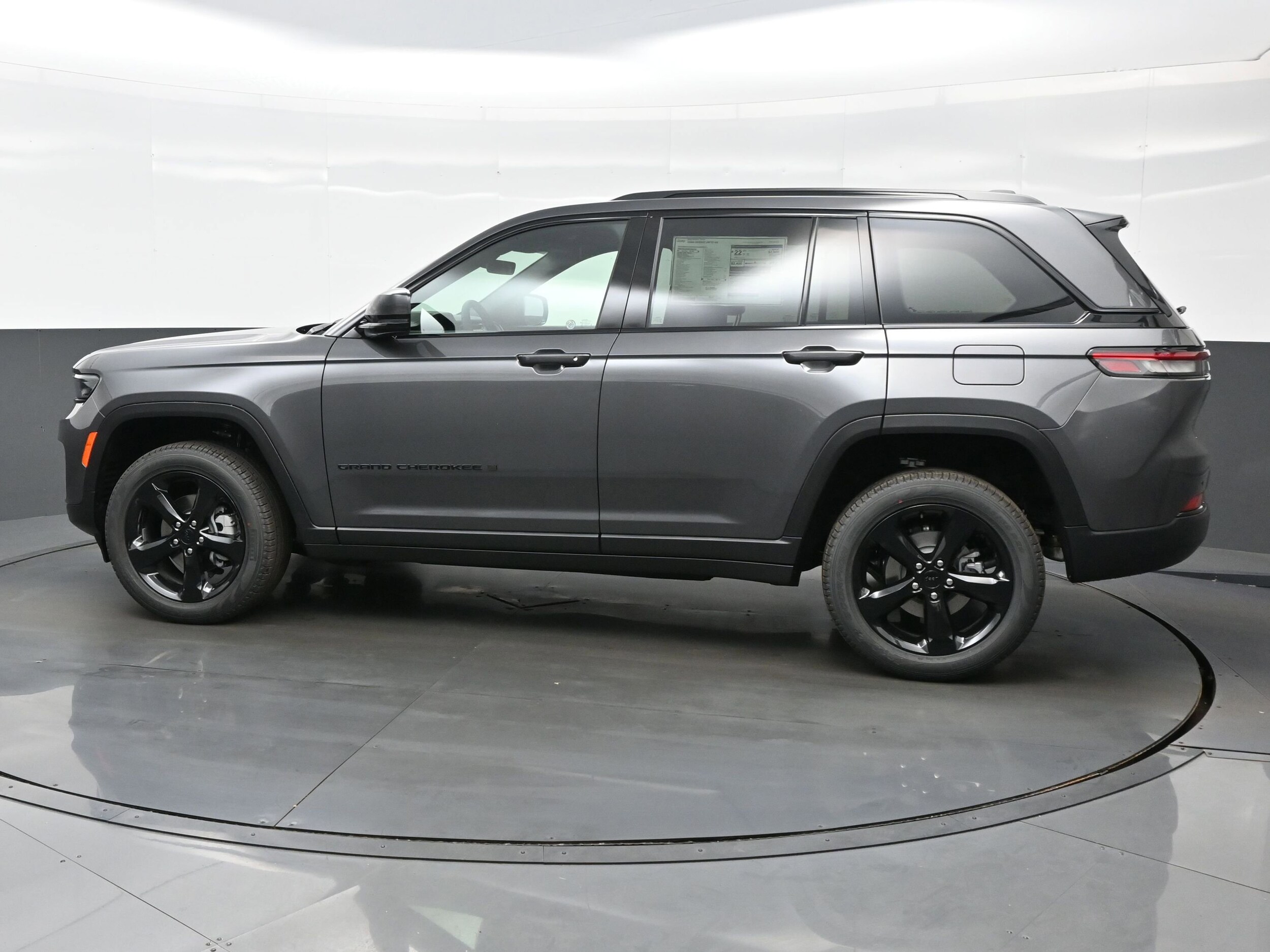 2025 Jeep Grand Cherokee Limited photo 3