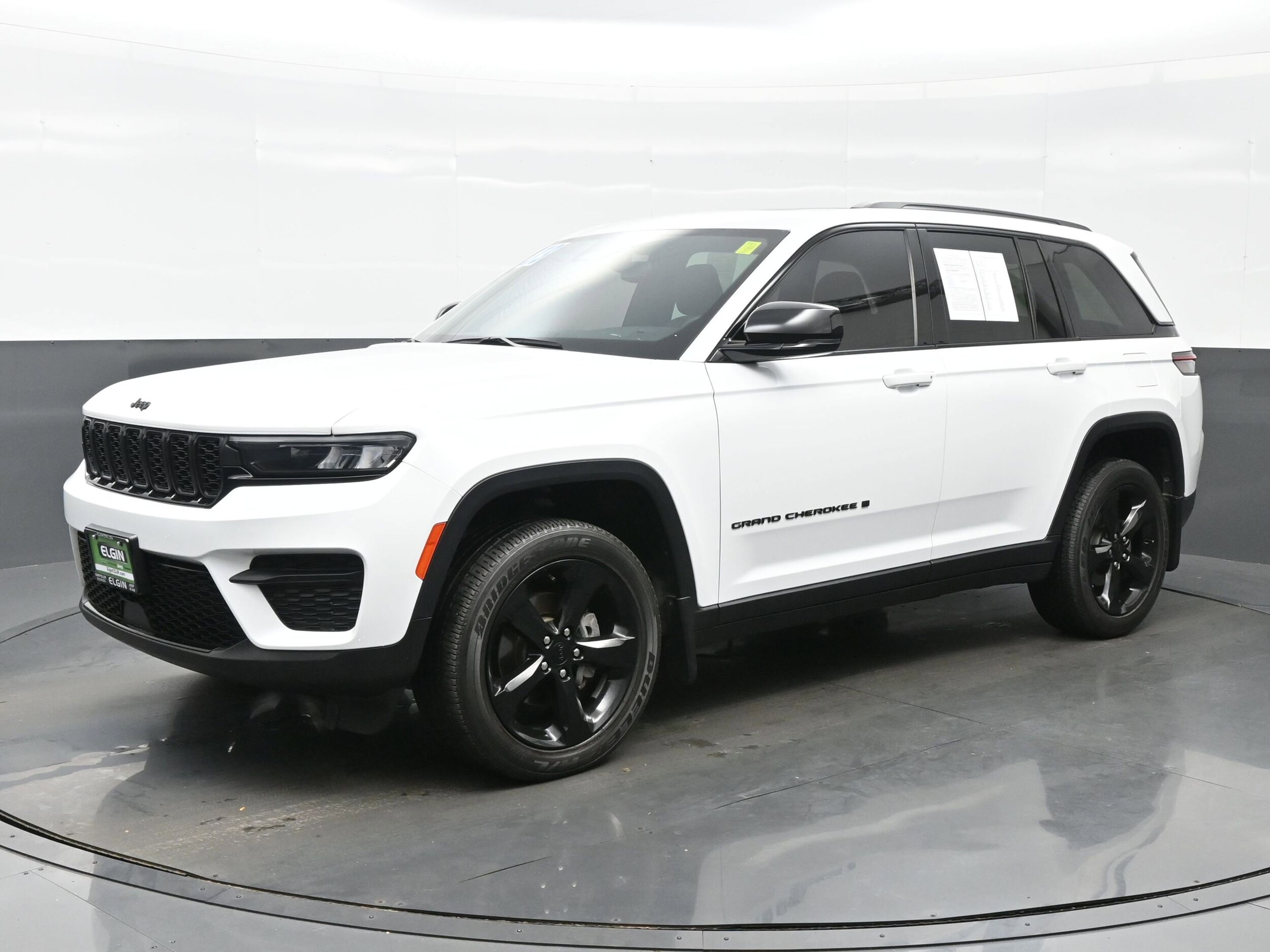 2023 Jeep Grand Cherokee Altitude photo 2