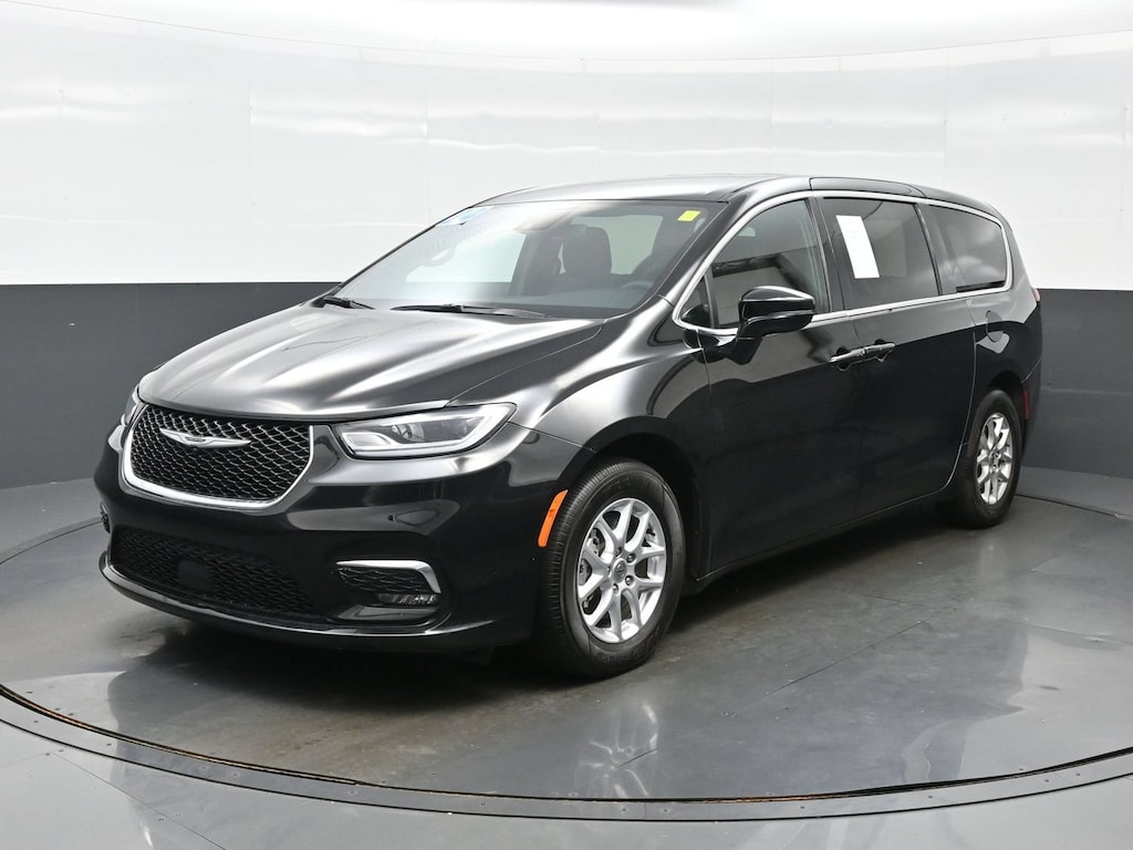 Used 2024 Chrysler Pacifica Touring Passenger Van