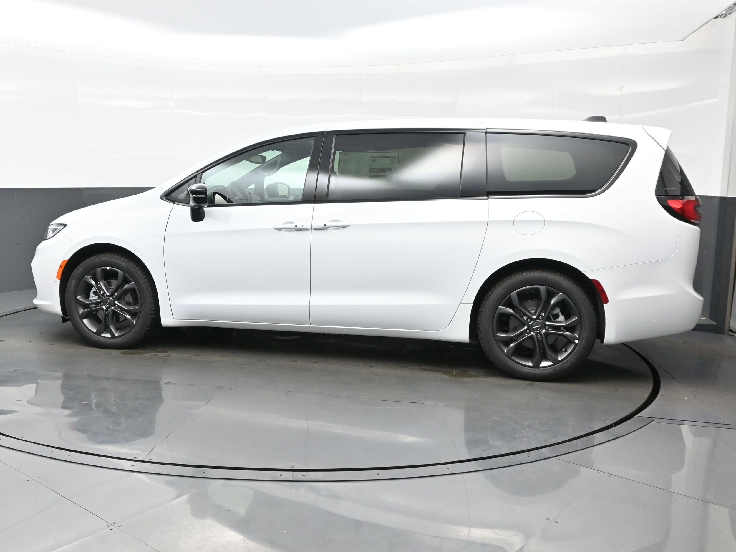 2026 Chrysler Pacifica photo 3