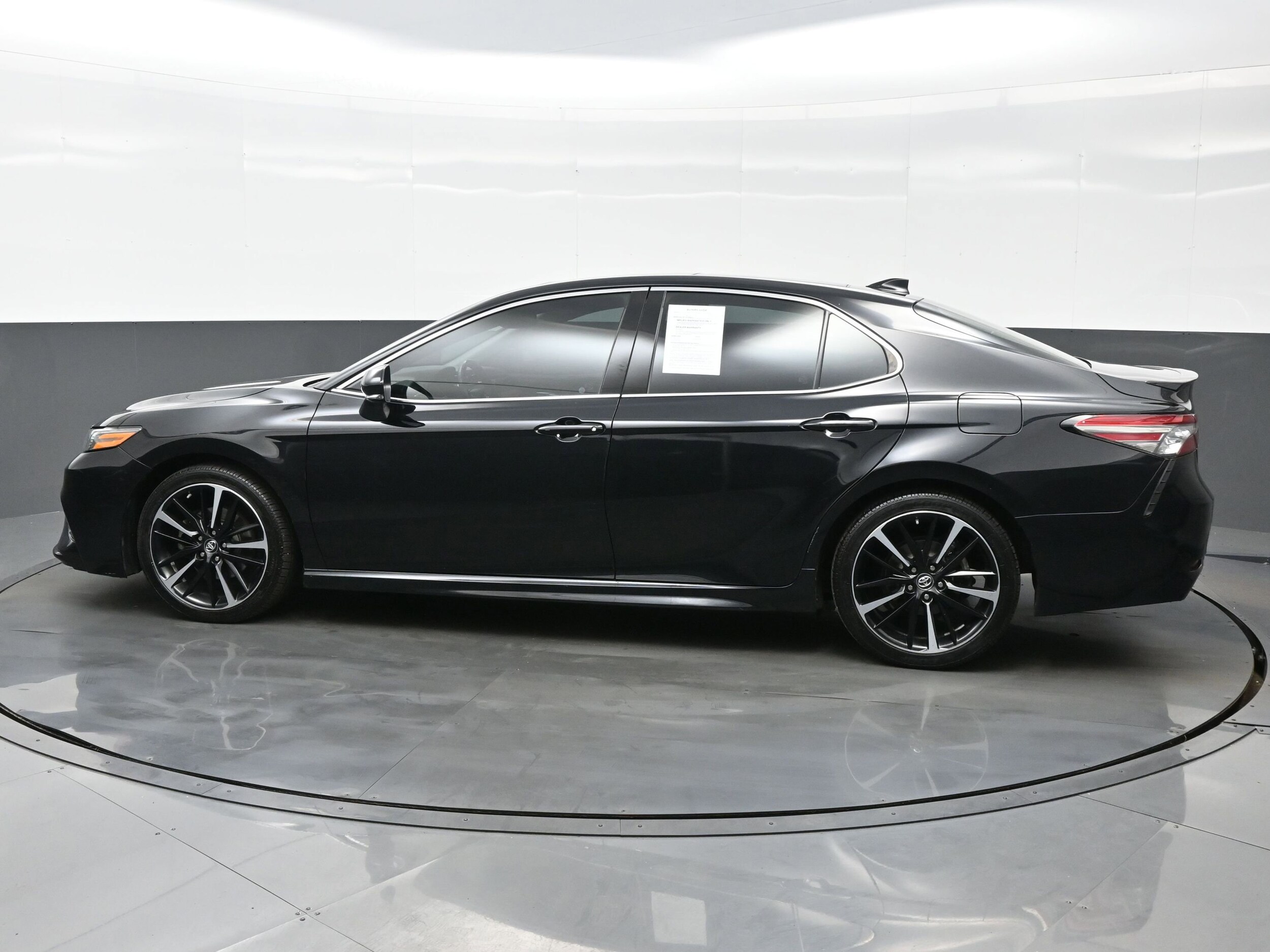 2019 Toyota Camry XSE photo 3