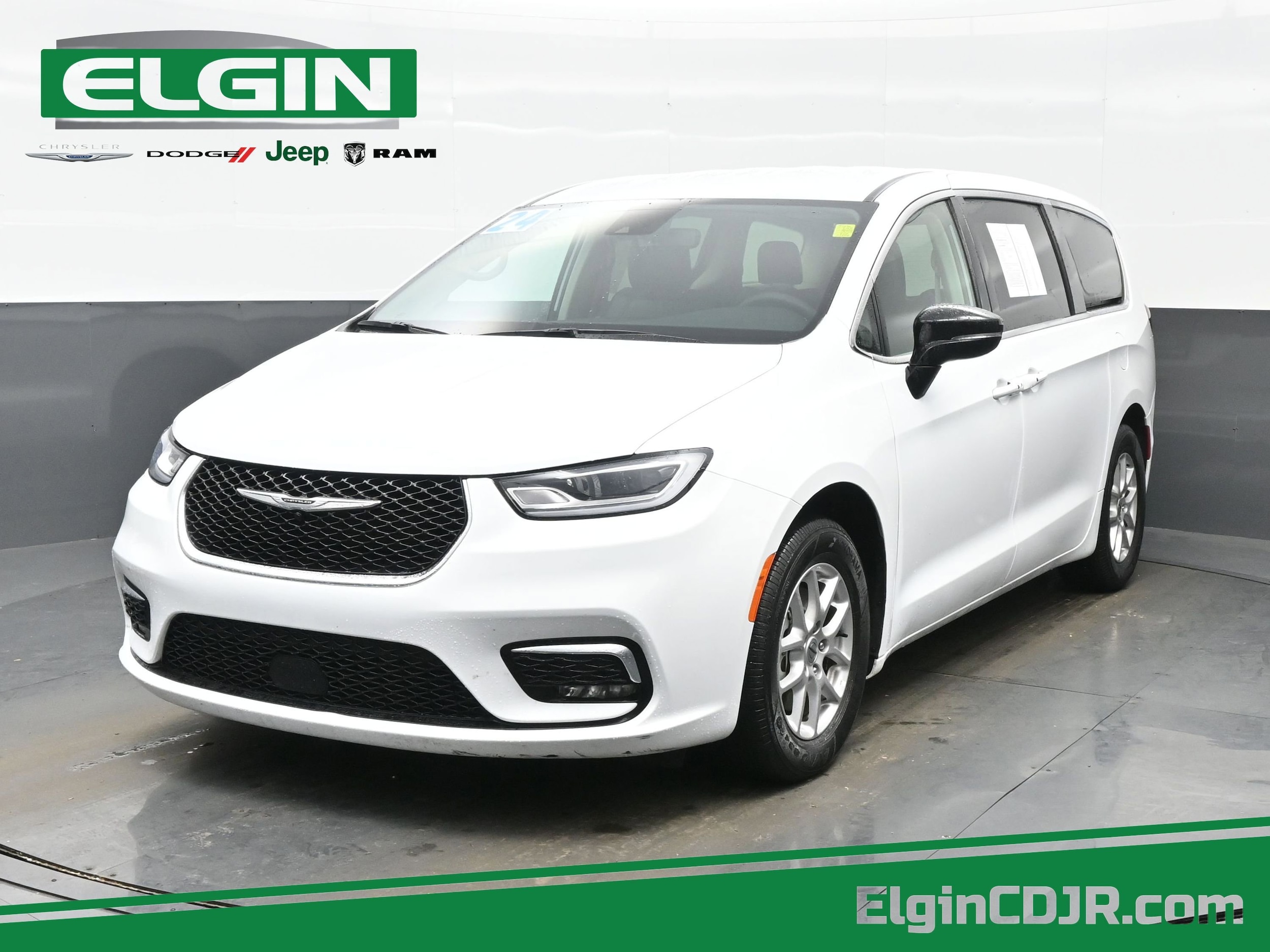 2024 Chrysler Pacifica Touring L's photo