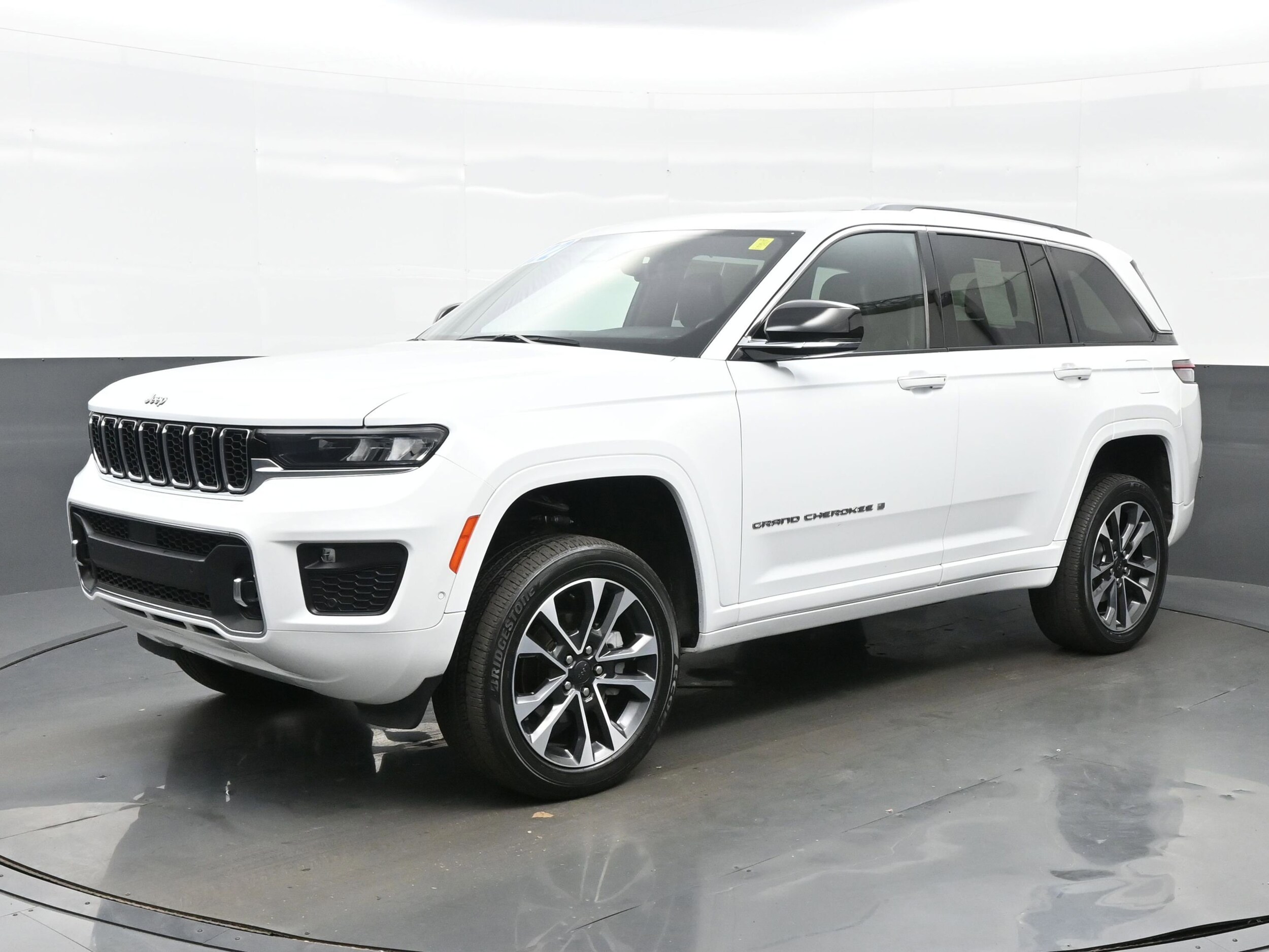 2022 Jeep Grand Cherokee Overland photo 2