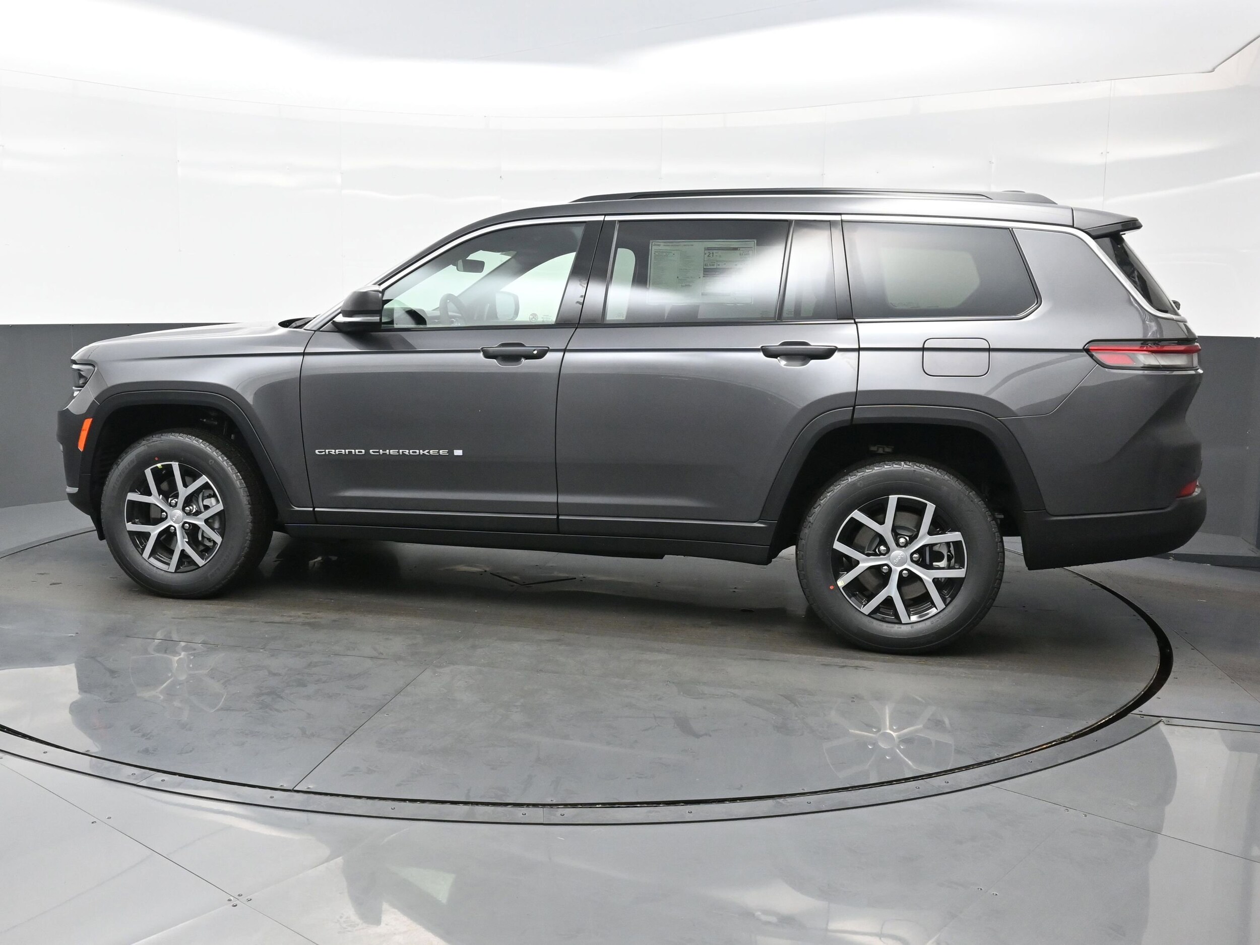 2025 Jeep Grand Cherokee Limited photo 3