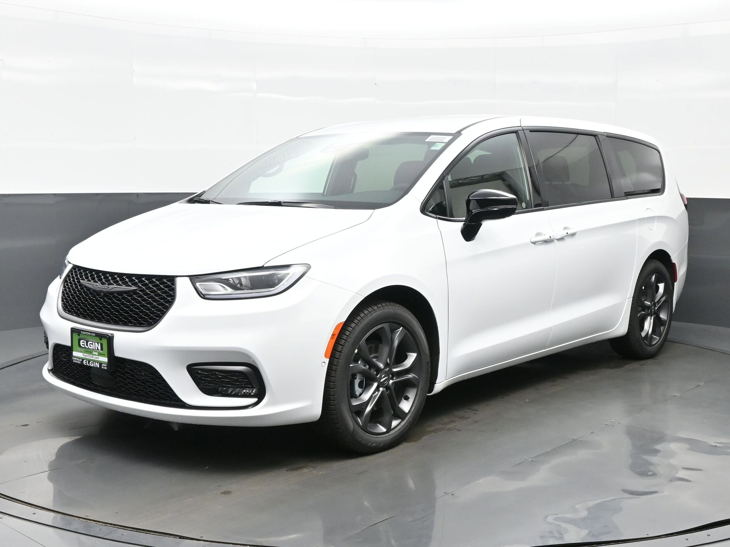 2026 Chrysler Pacifica photo 2