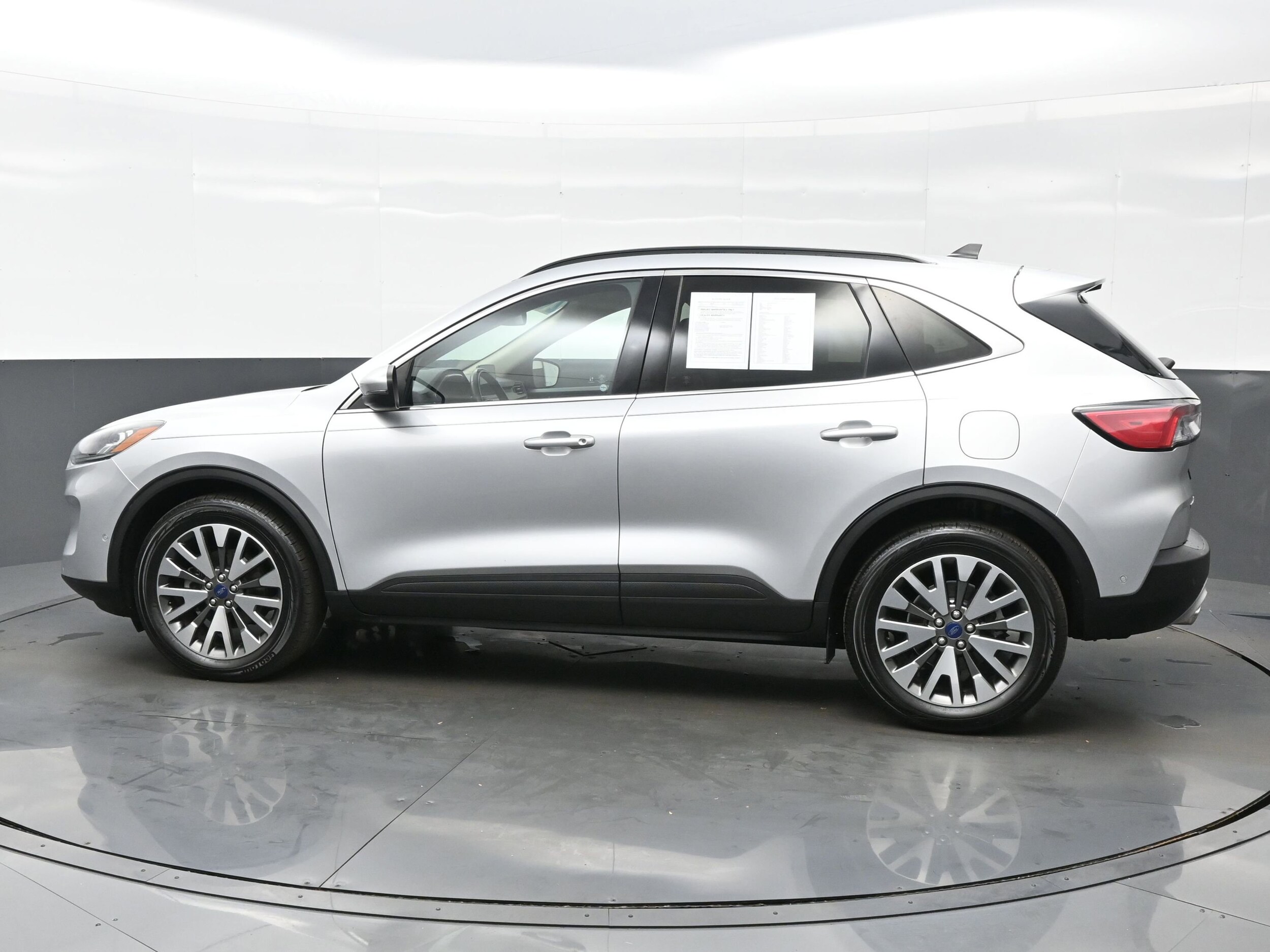 2020 Ford Escape Titanium photo 3