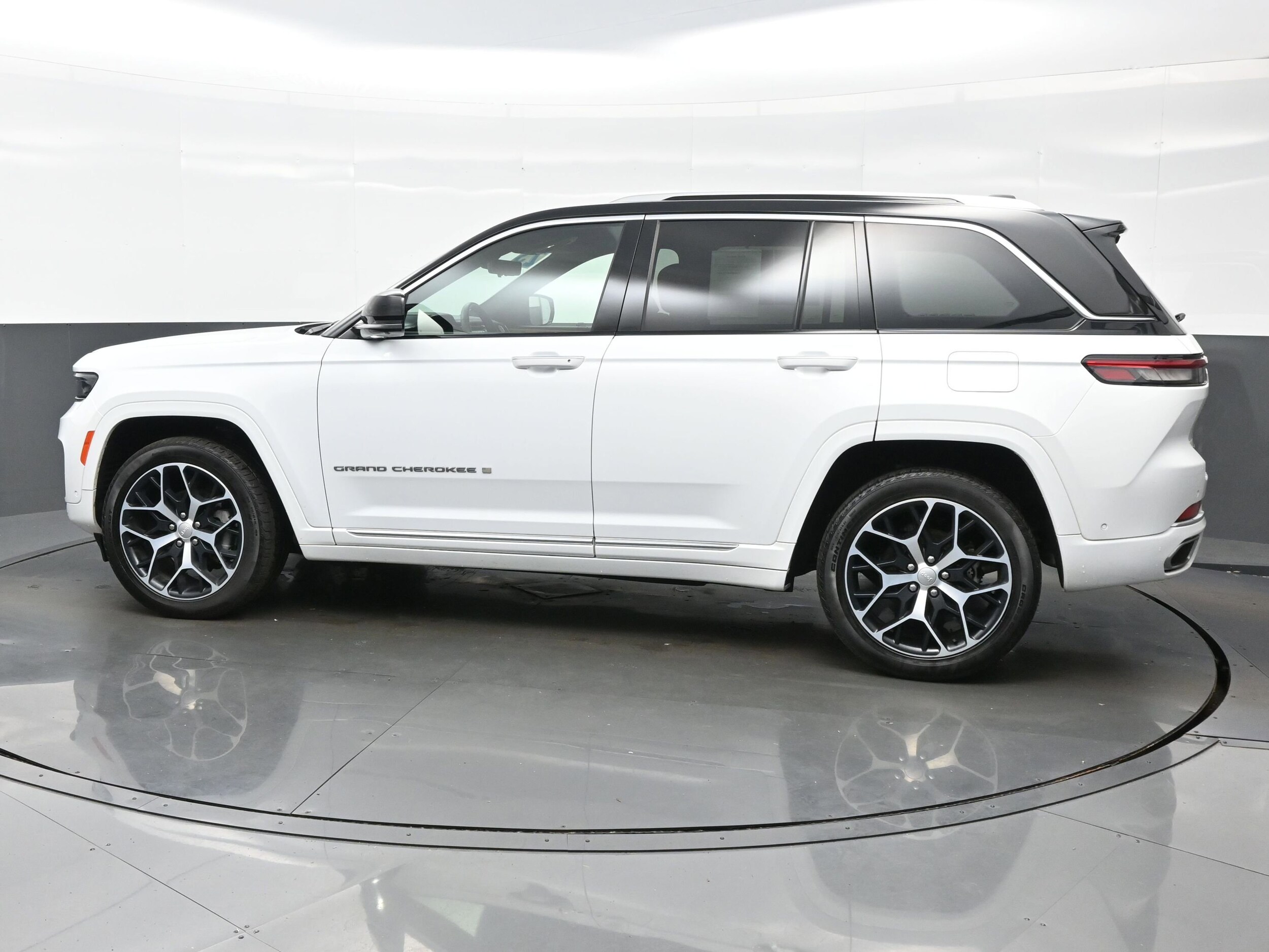 2023 Jeep Grand Cherokee Summit Reserve photo 3
