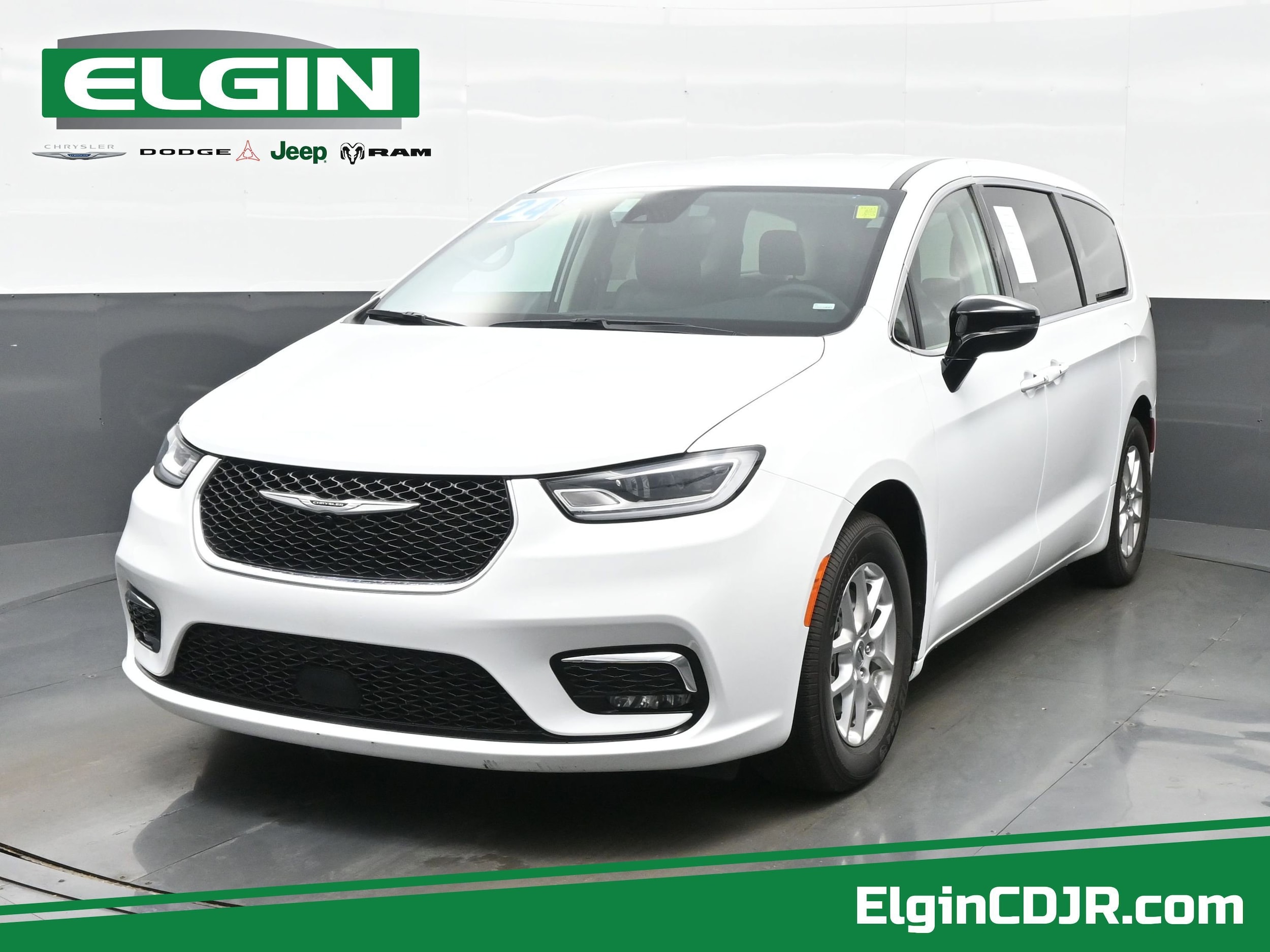 2024 Chrysler Pacifica Touring L's photo