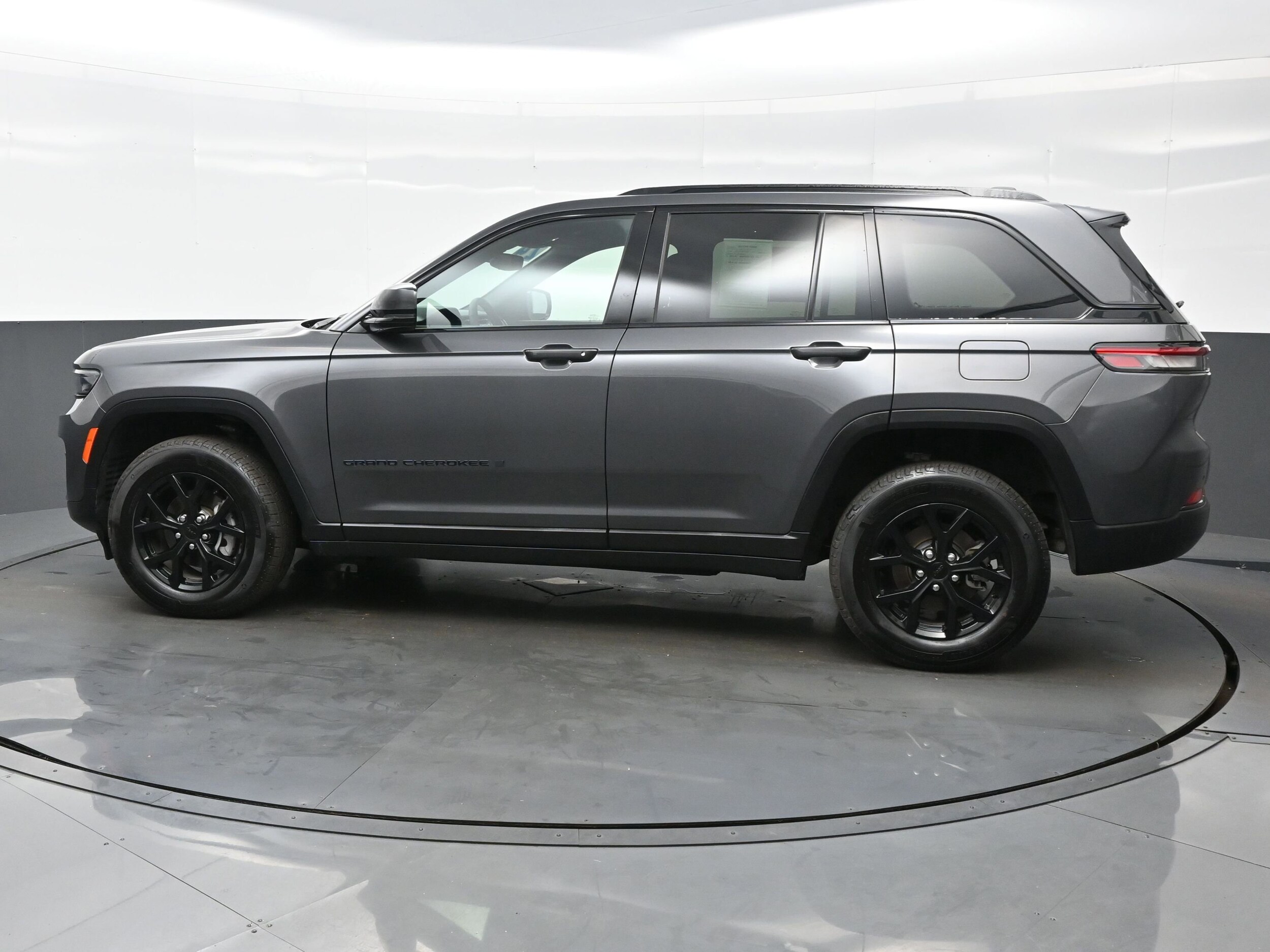 2024 Jeep Grand Cherokee Altitude photo 3