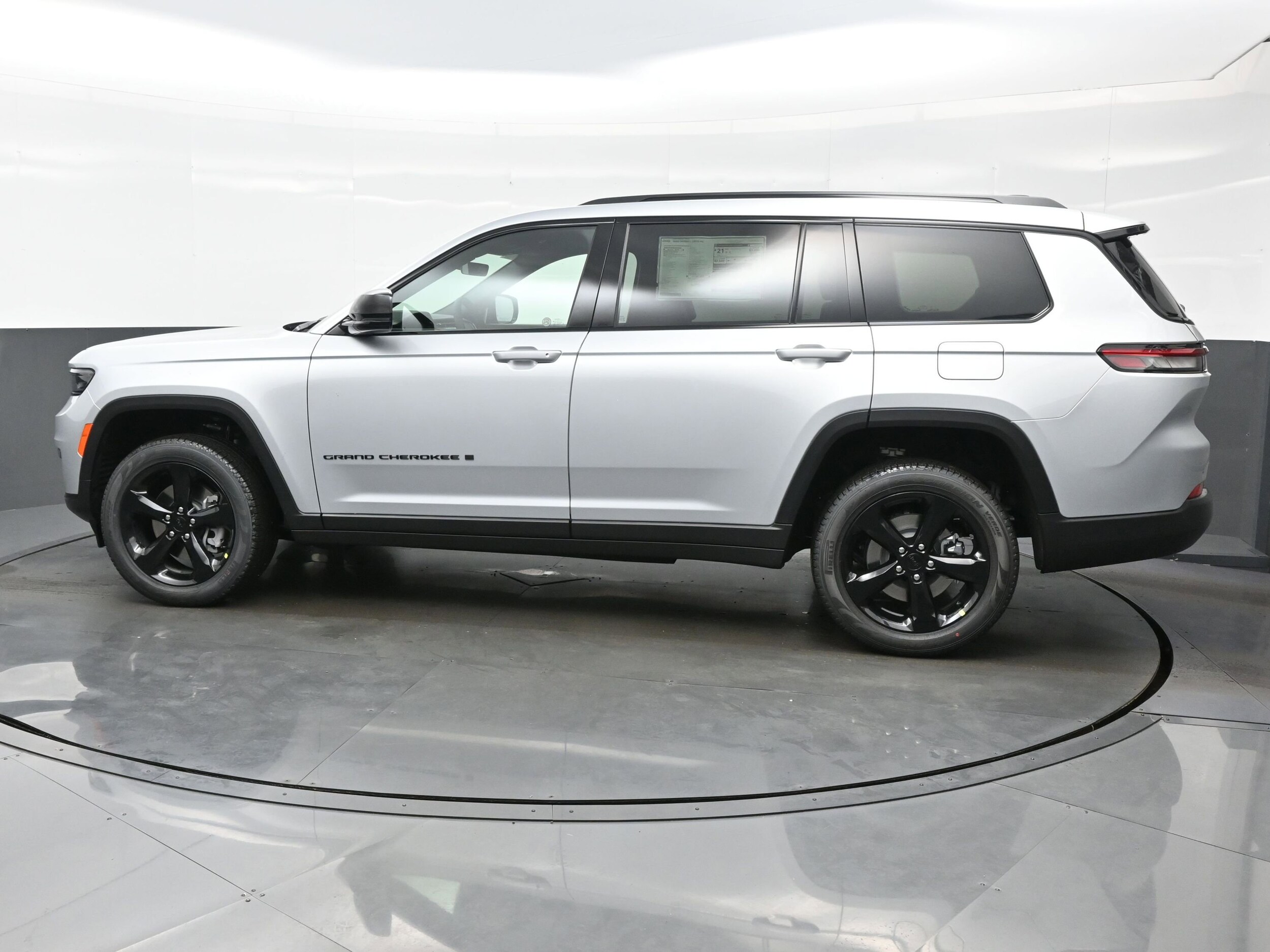 2025 Jeep Grand Cherokee Limited photo 3
