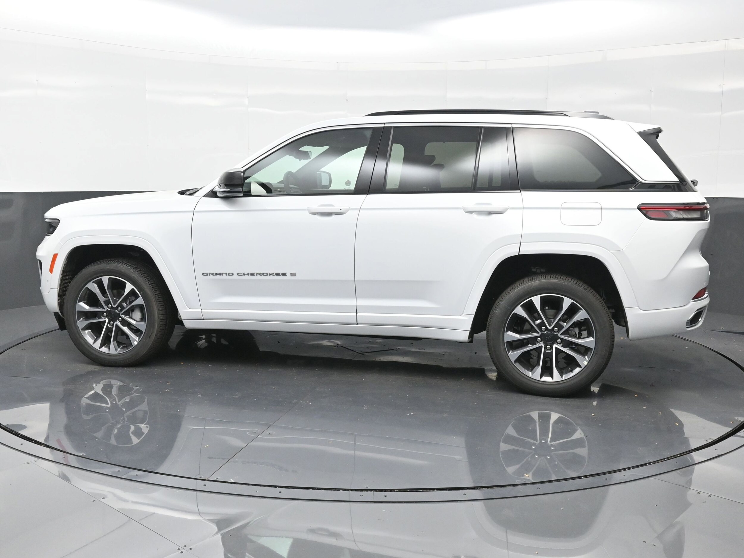 2025 Jeep Grand Cherokee Overland photo 3