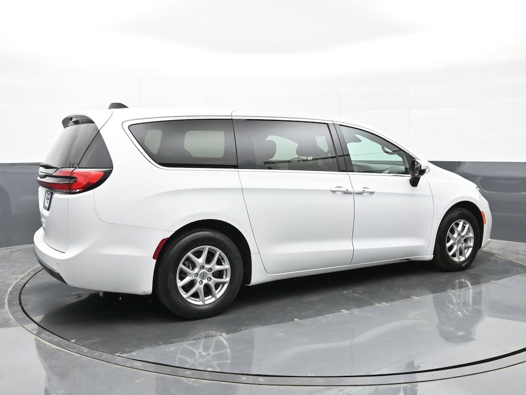 Used 2023 Chrysler Pacifica Touring Touring FWD