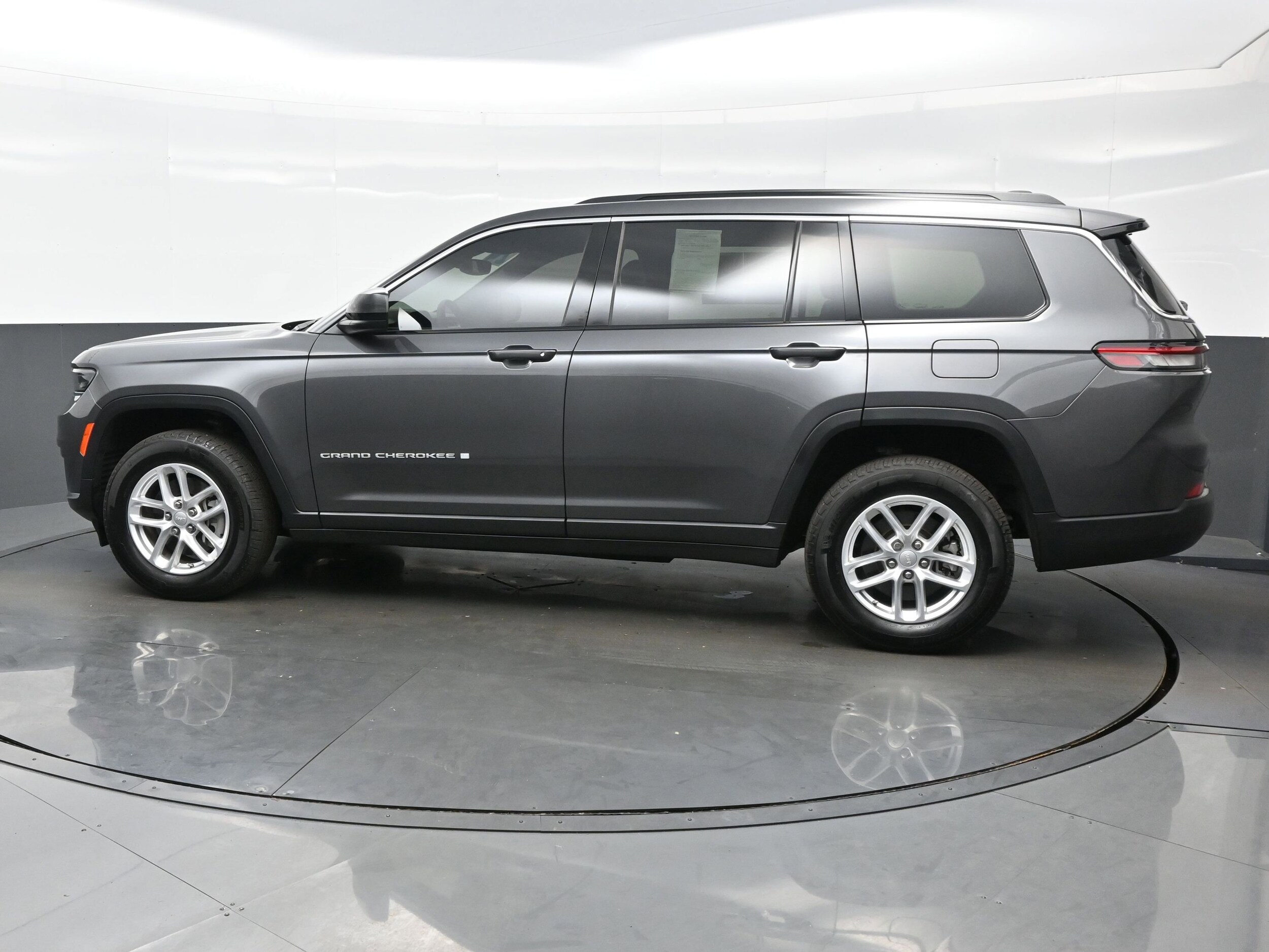 2024 Jeep Grand Cherokee Laredo X photo 3