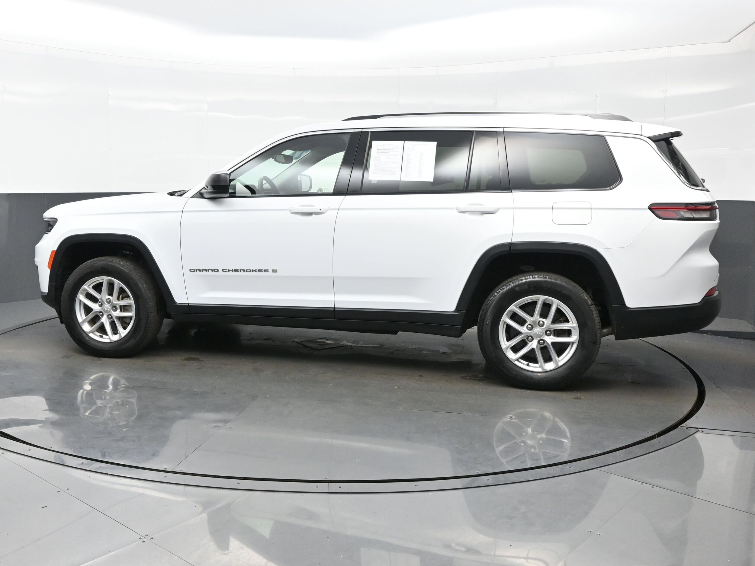 2022 Jeep Grand Cherokee Laredo photo 2