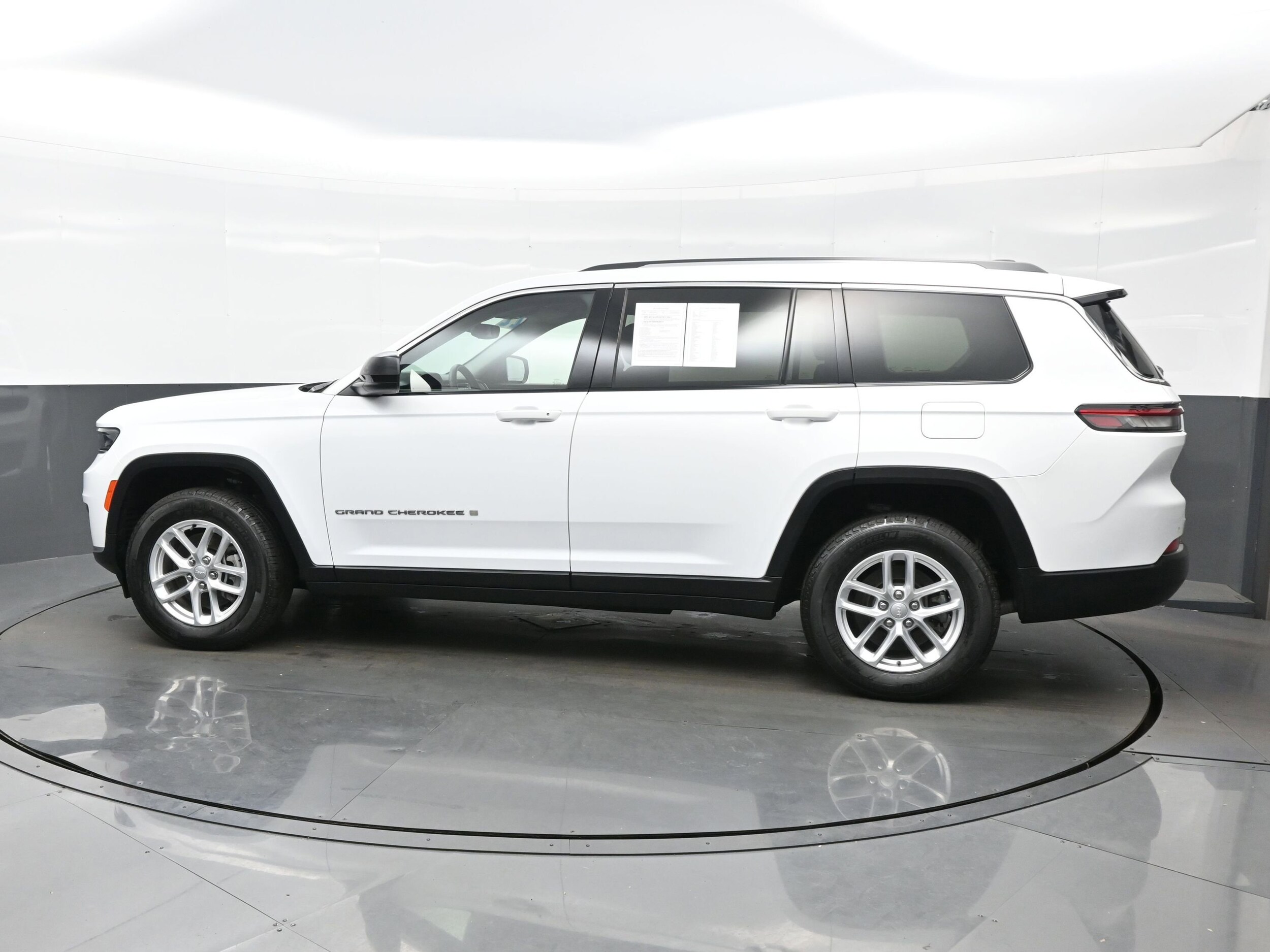 2022 Jeep Grand Cherokee Laredo photo 2