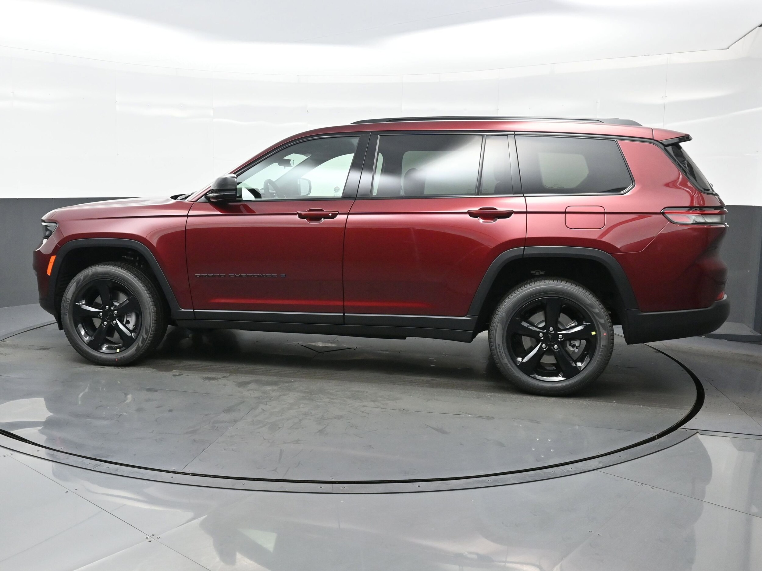 2025 Jeep Grand Cherokee Limited photo 3