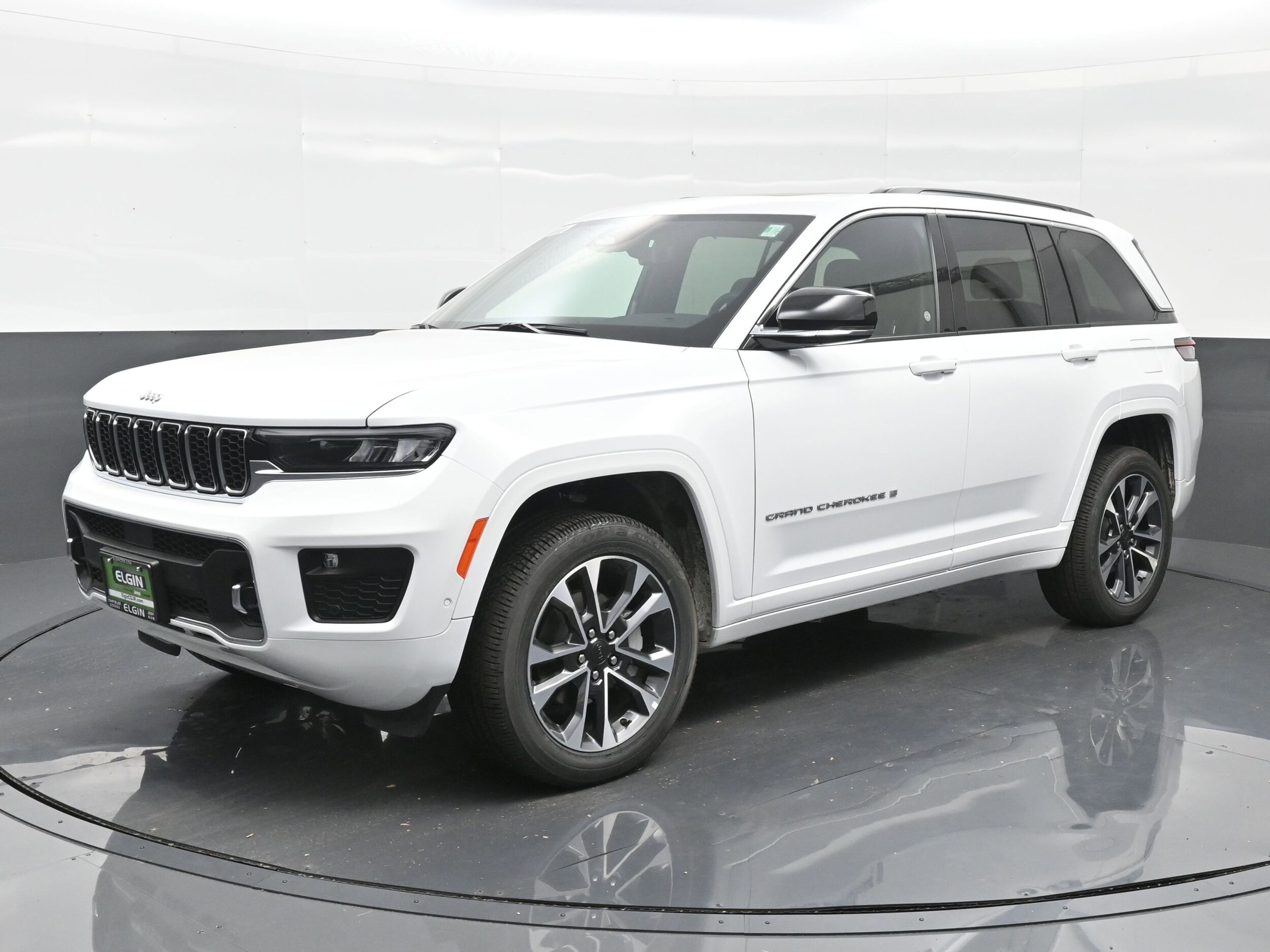 2025 Jeep Grand Cherokee Overland photo 2