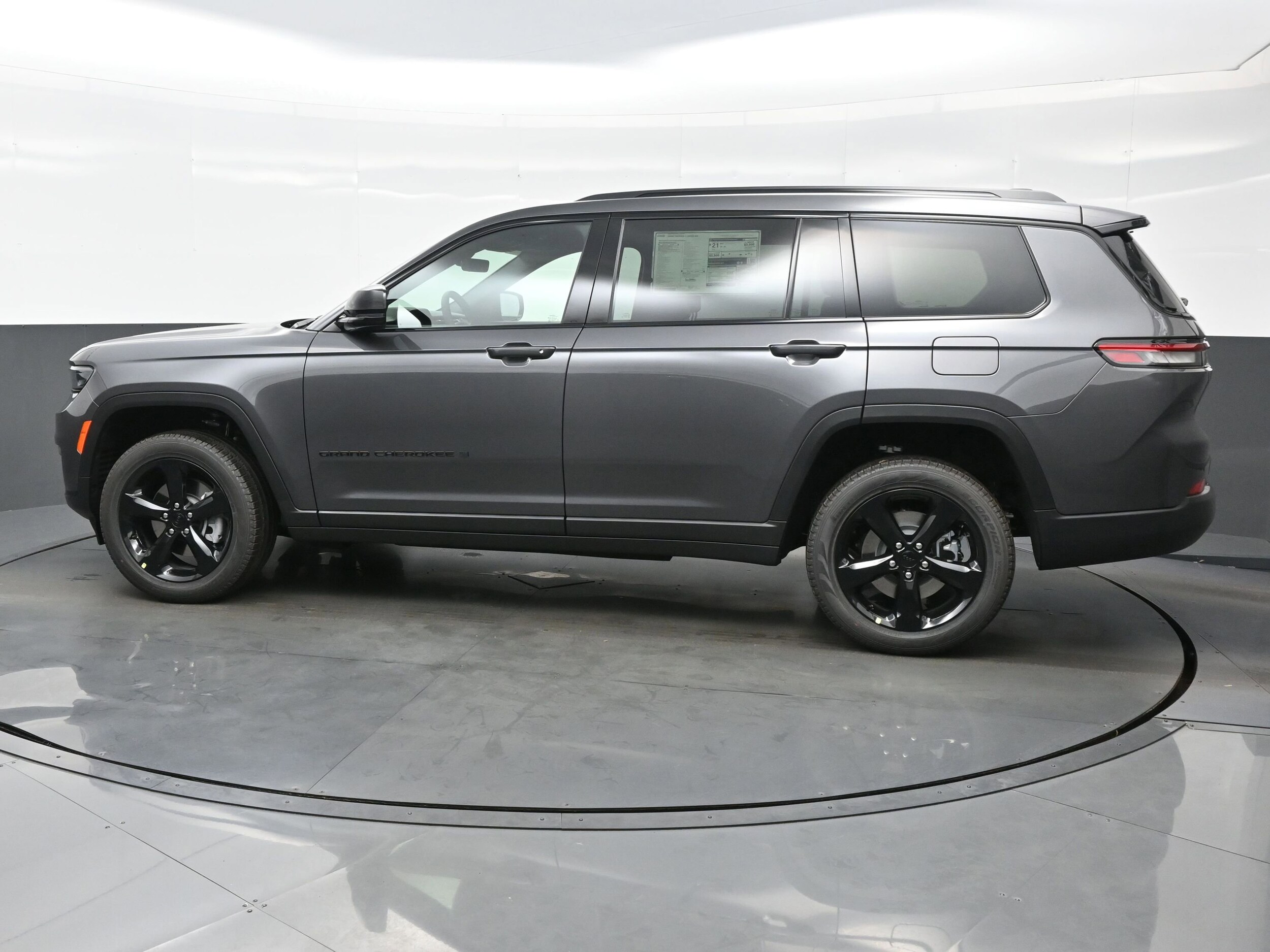 2025 Jeep Grand Cherokee Limited photo 3