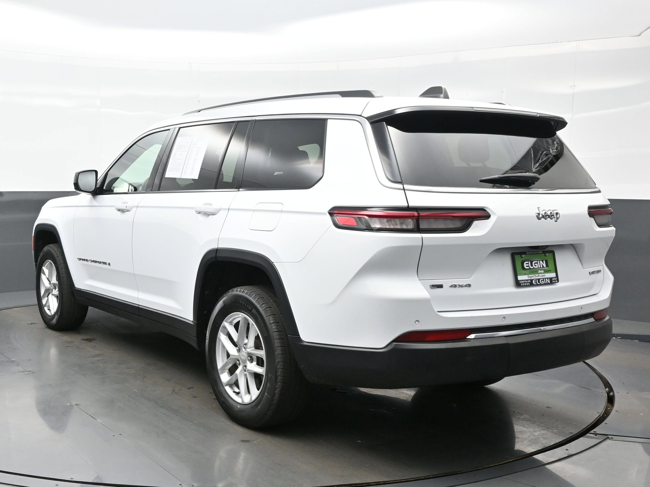 2022 Jeep Grand Cherokee Laredo photo 3