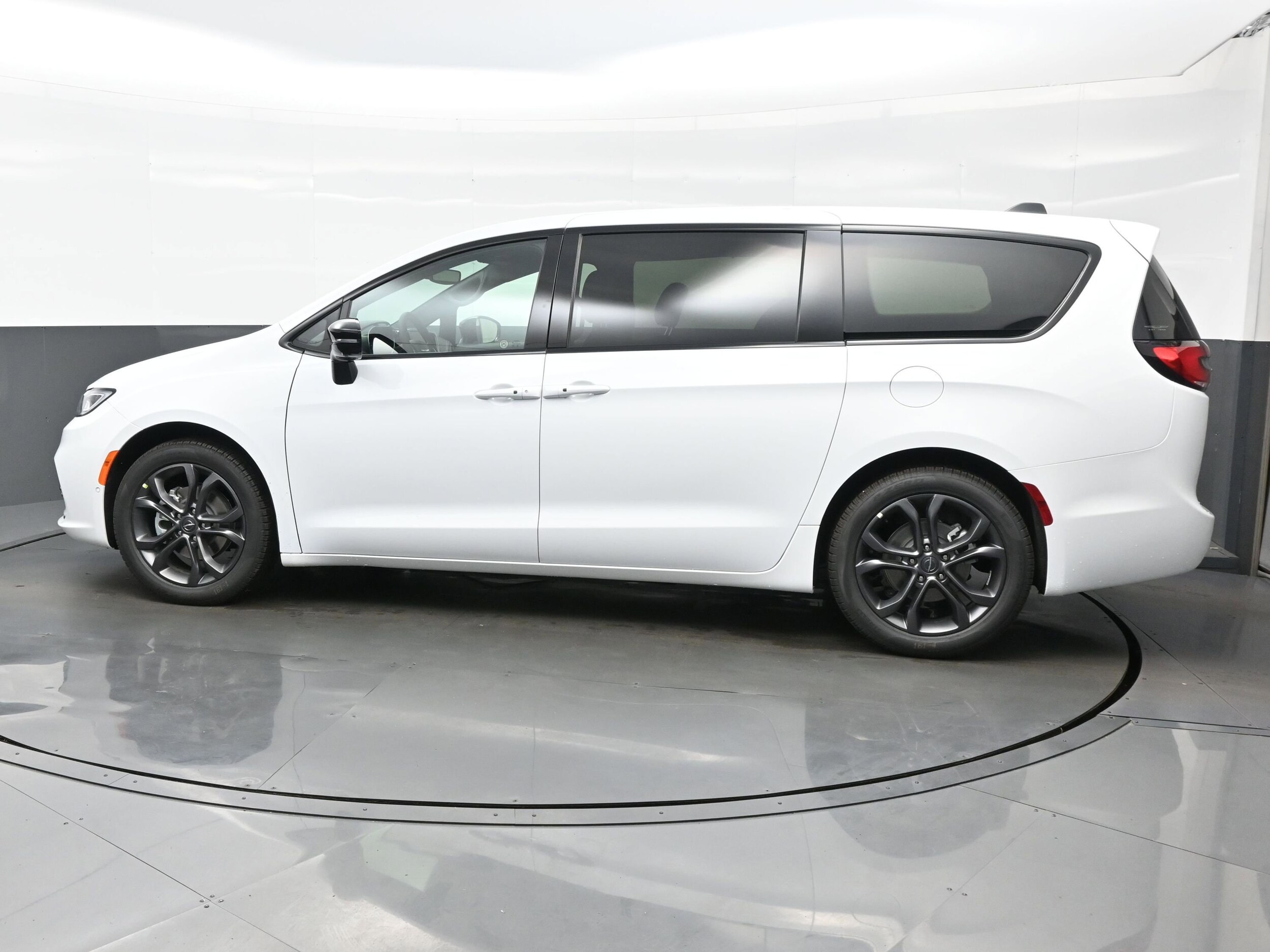 2026 Chrysler Pacifica photo 3