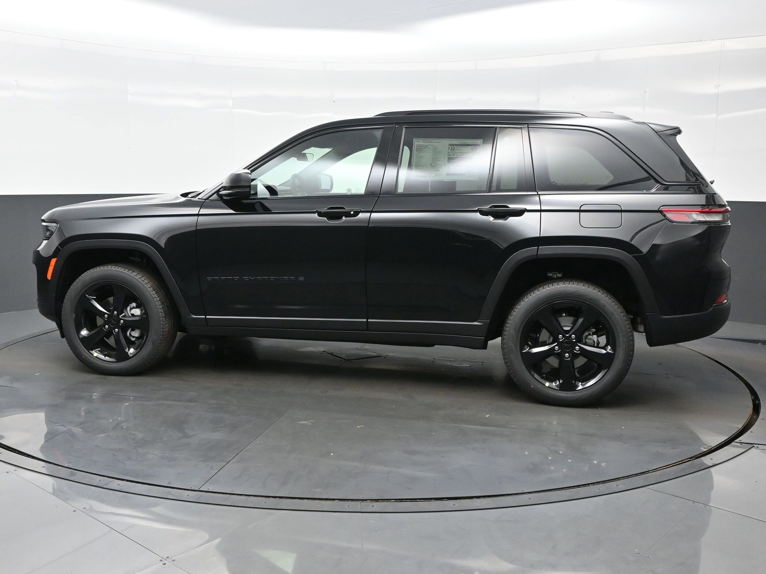 2025 Jeep Grand Cherokee Limited photo 2