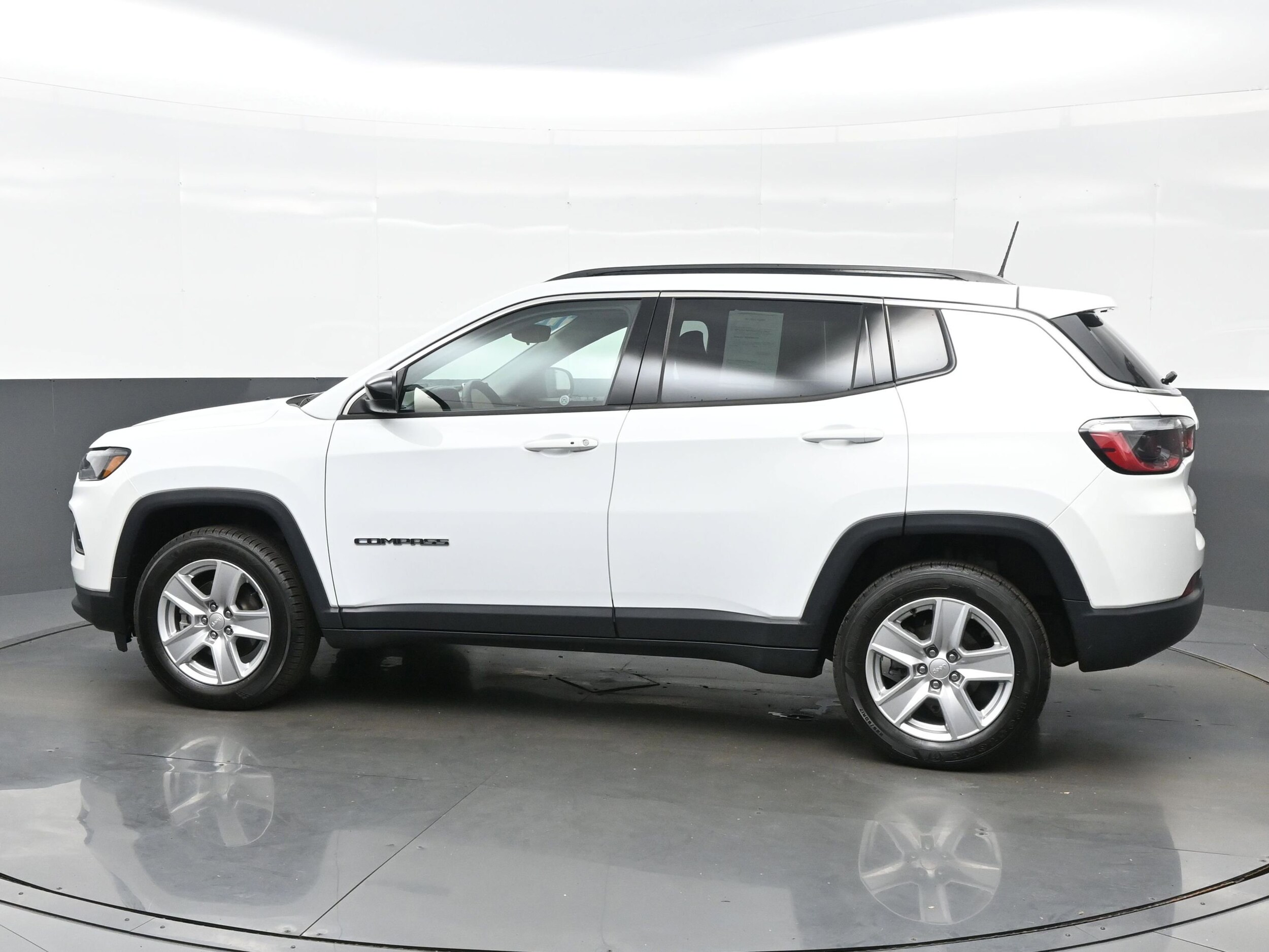 2022 Jeep Compass Latitude photo 3