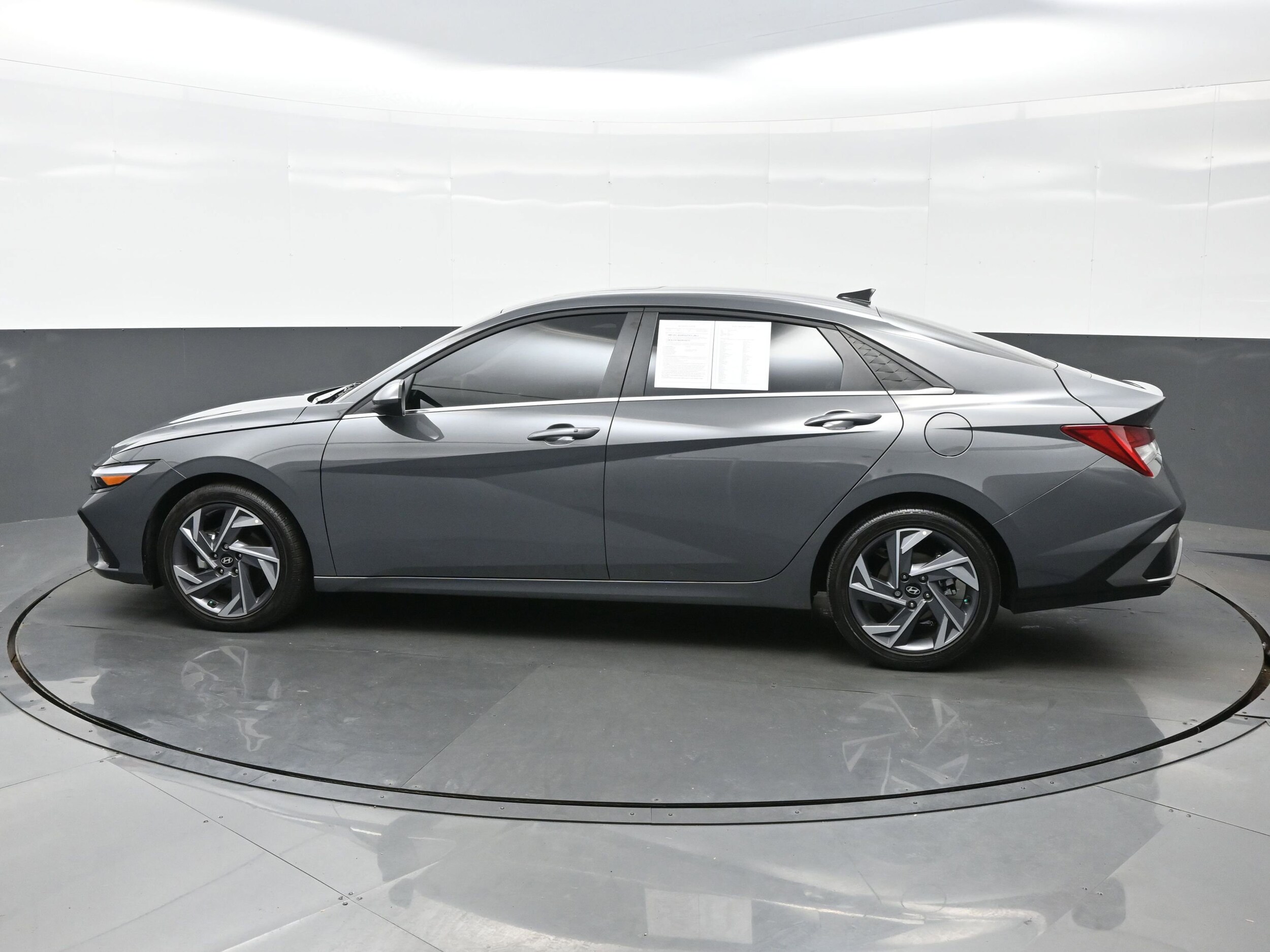 2025 Hyundai Elantra SEL Convenience photo 3