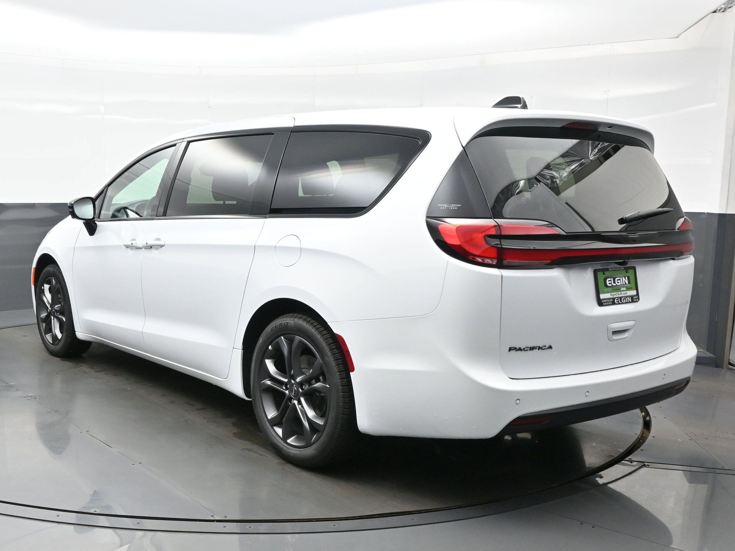 2026 Chrysler Pacifica photo 4