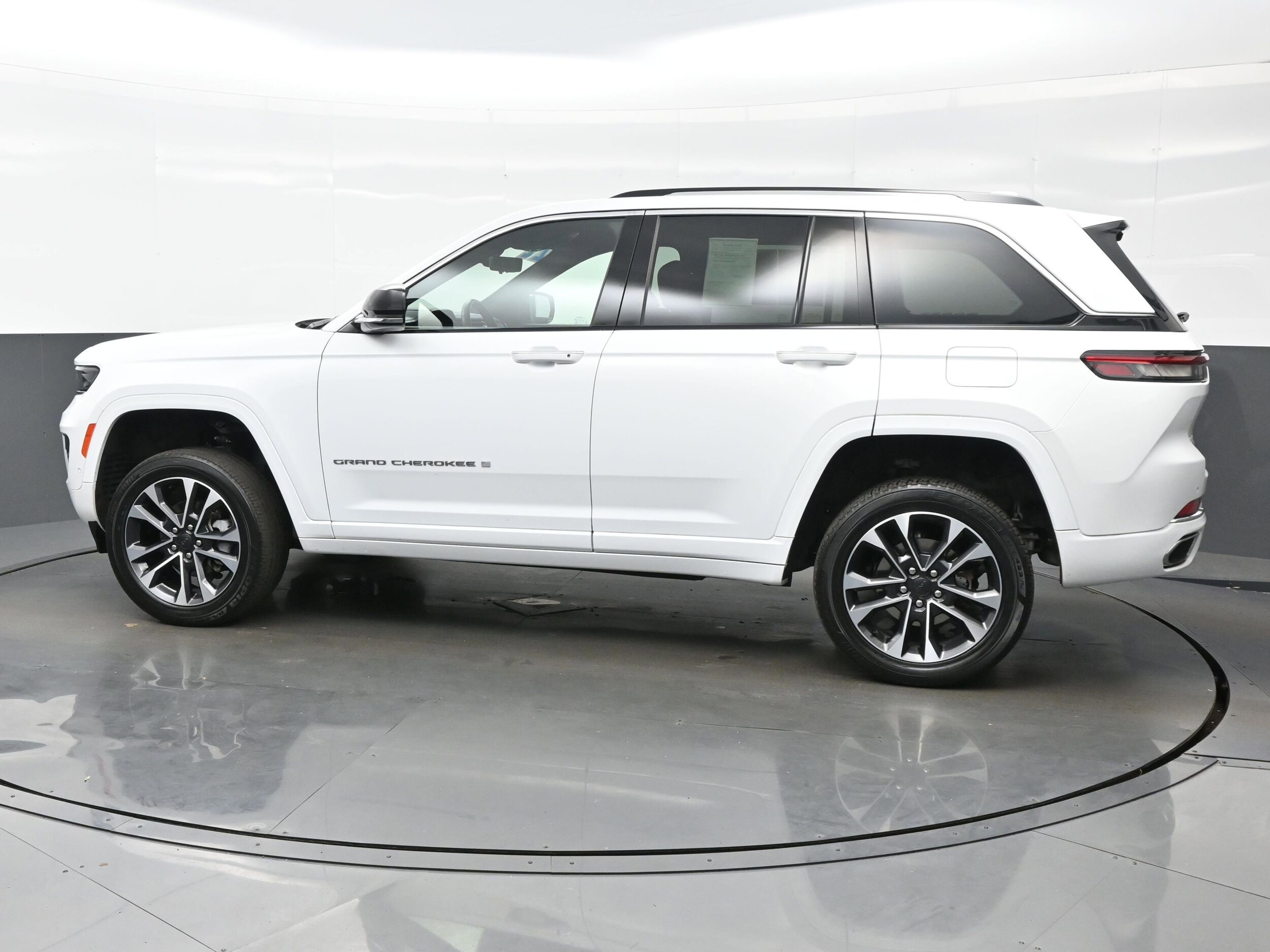 2022 Jeep Grand Cherokee Overland photo 3