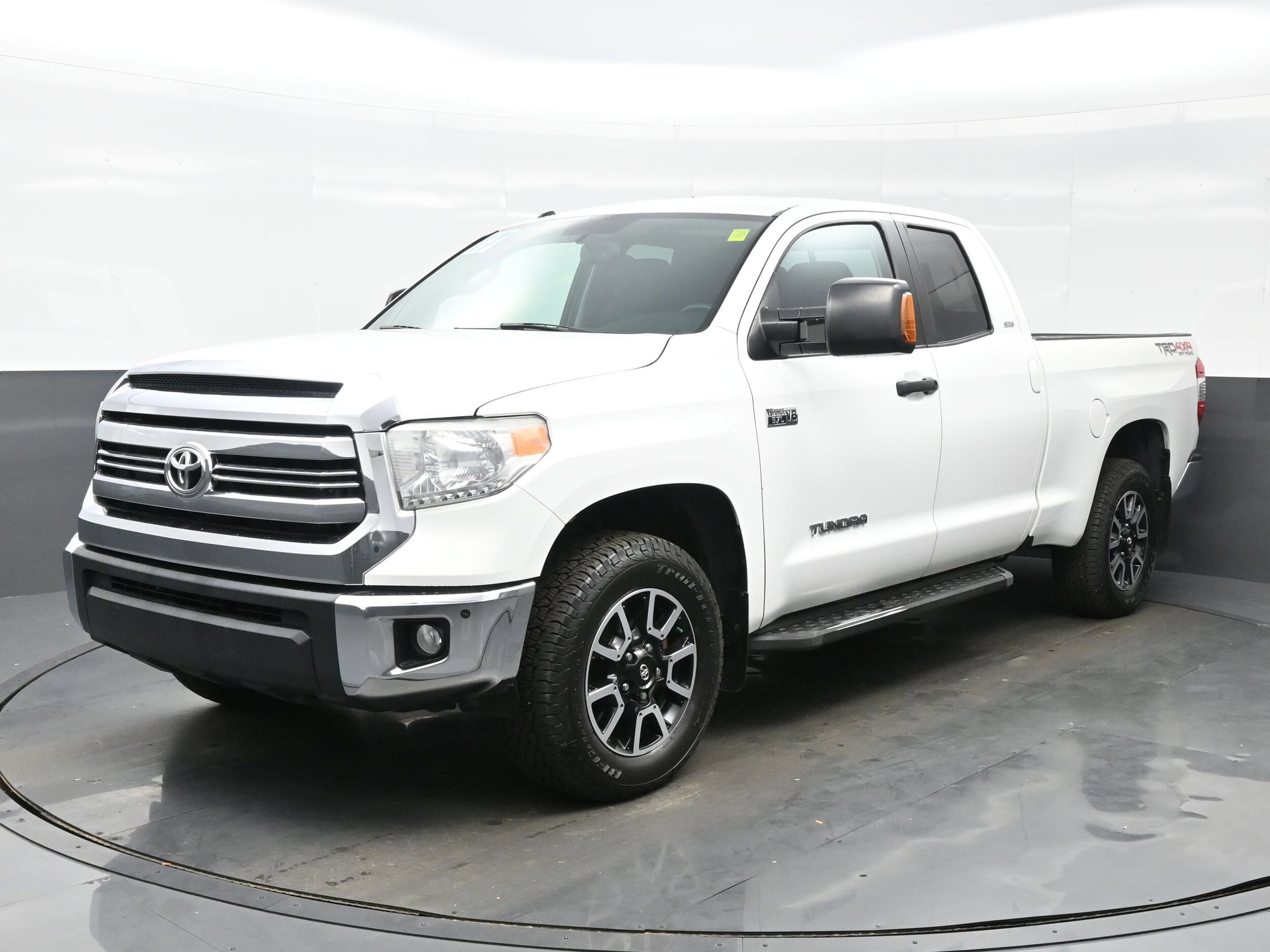 2017 Toyota Tundra SR5 Double Cab photo 2