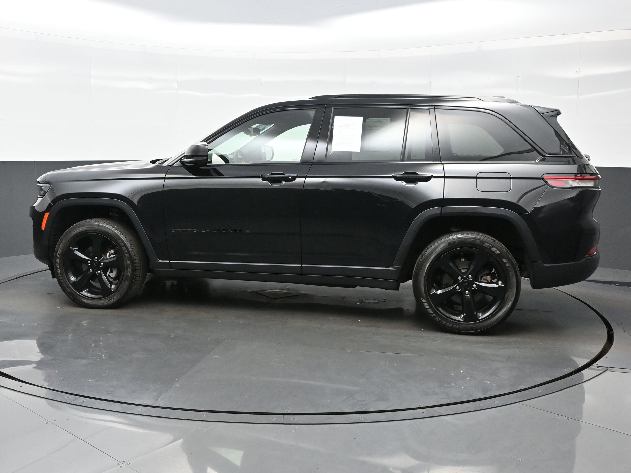 2023 Jeep Grand Cherokee Altitude photo 2