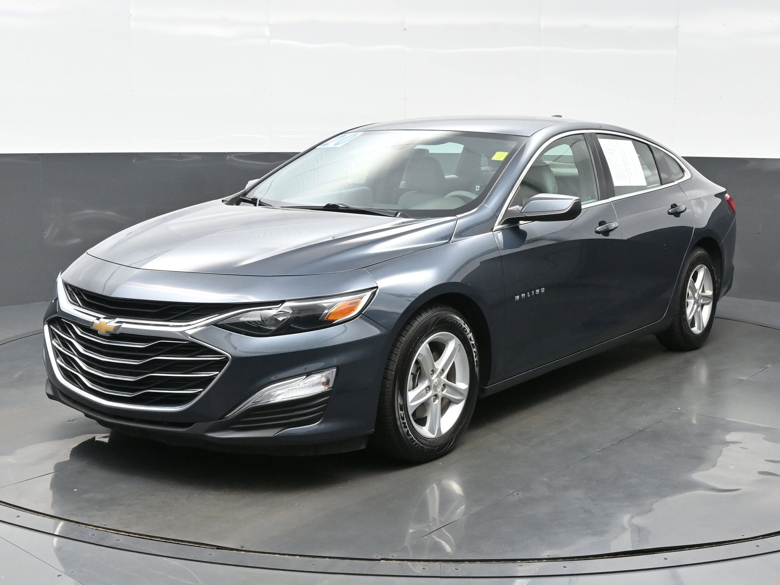 2020 Chevrolet Malibu LS photo 2