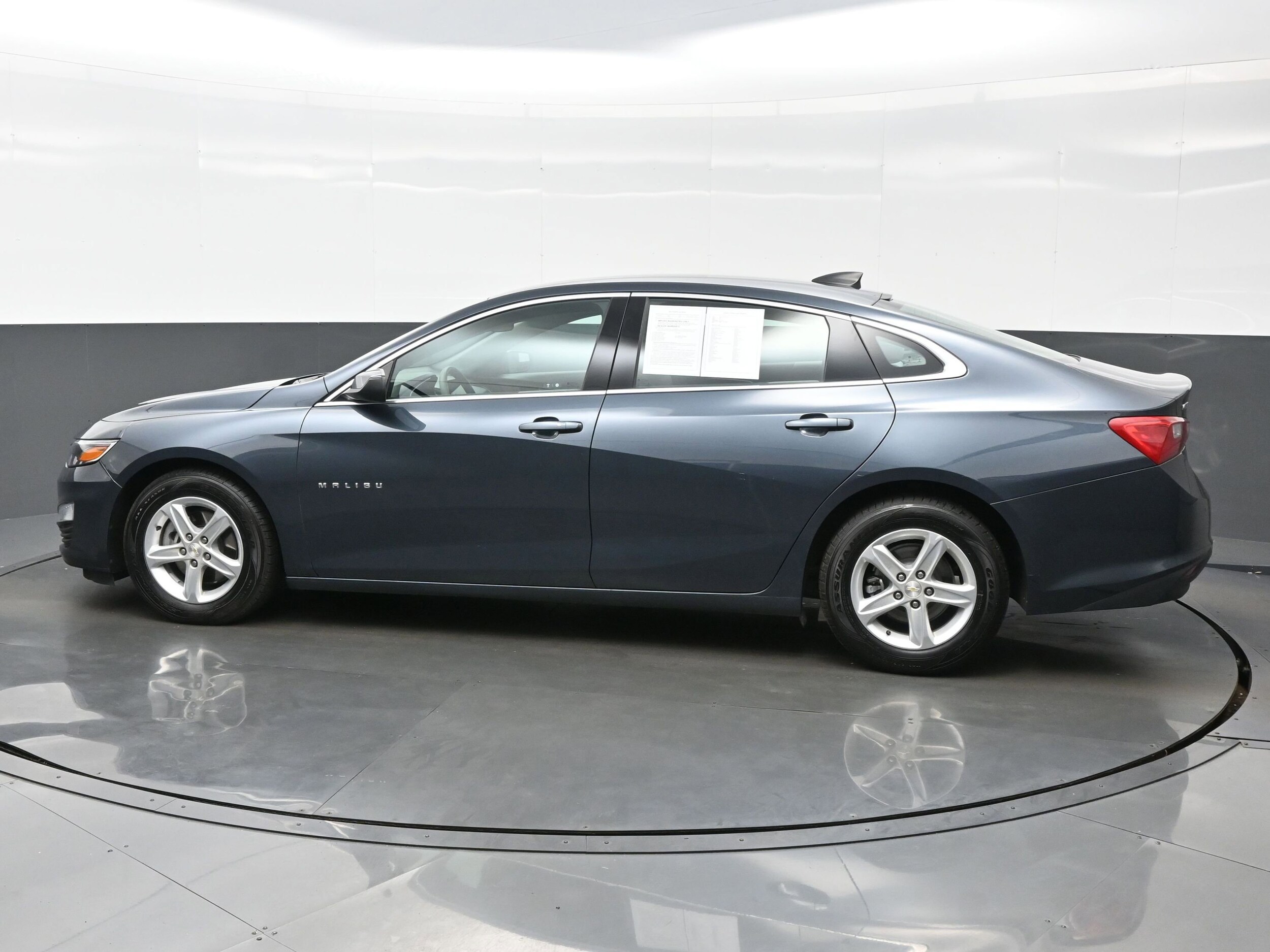 2020 Chevrolet Malibu LS photo 3