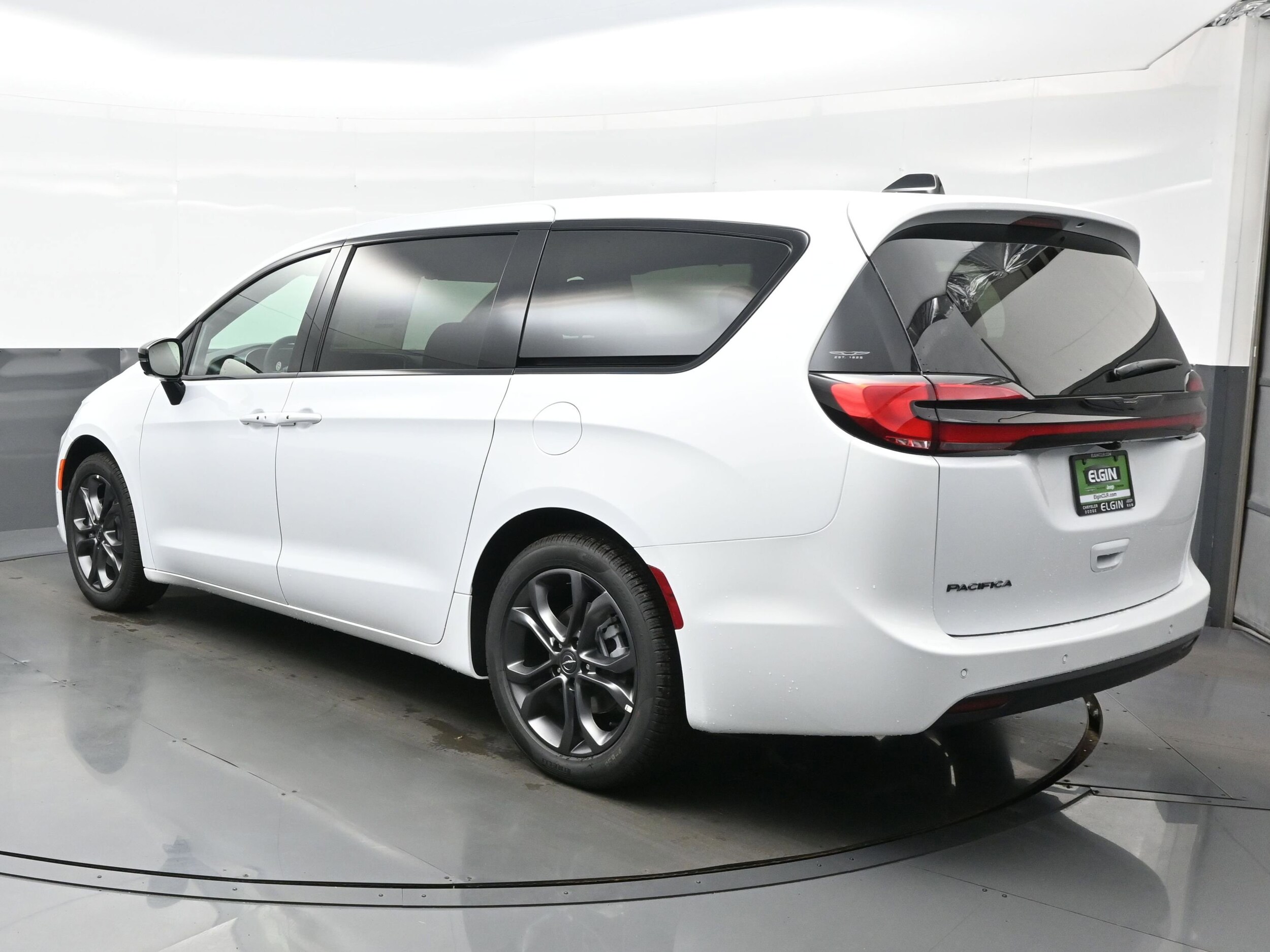 2026 Chrysler Pacifica photo 4