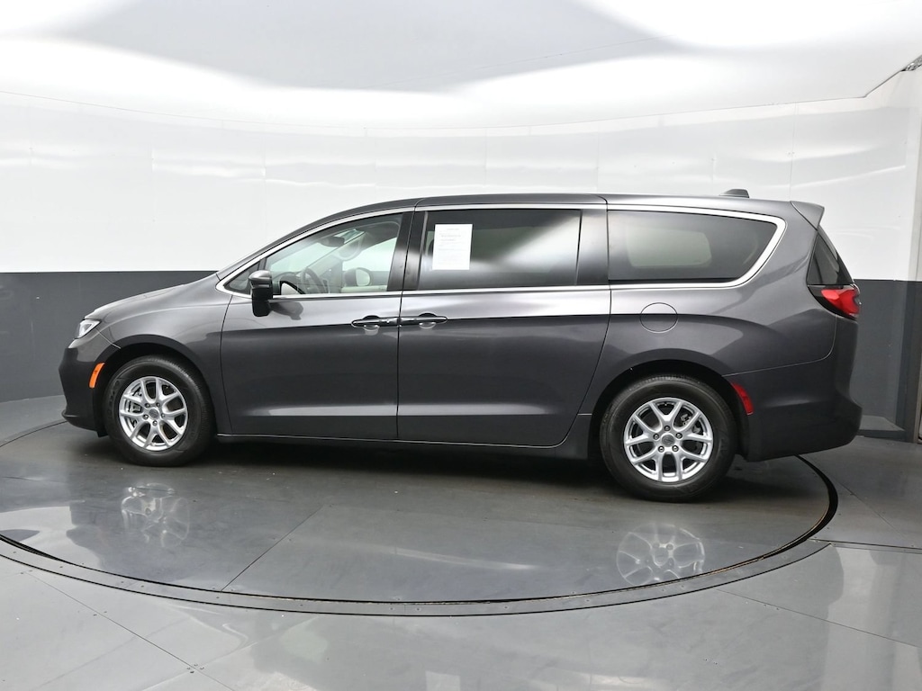 Used 2023 Chrysler Pacifica Touring L Passenger Van